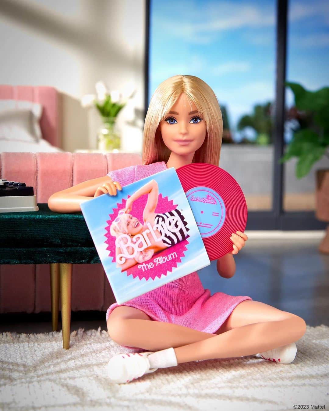 バービーのインスタグラム：「Every blowout party needs an epic soundtrack - with no skips guaranteed! The Official Vinyl Movie Soundtrack Set features 17 tracks in and inspired by #BarbieTheMovie, complete with a doll-sized replica for your @BarbieTheMovie dolls to throw a party of their own. Available now exclusively at @MattelCreations. 🎶💿💗 #BarbieTheAlbum #MattelCreations #Barbie #BarbieStyle」