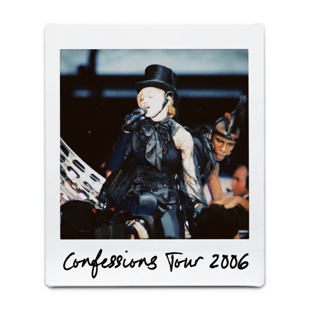マドンナさんのインスタグラム写真 - (マドンナInstagram)「The Celebration Tour, 2023 coming soon. Are you Ready ?? 🎉🎤🎹🎸💃🏼🎶🕺🏾 @bobthedragqueen」9月21日 1時02分 - madonna