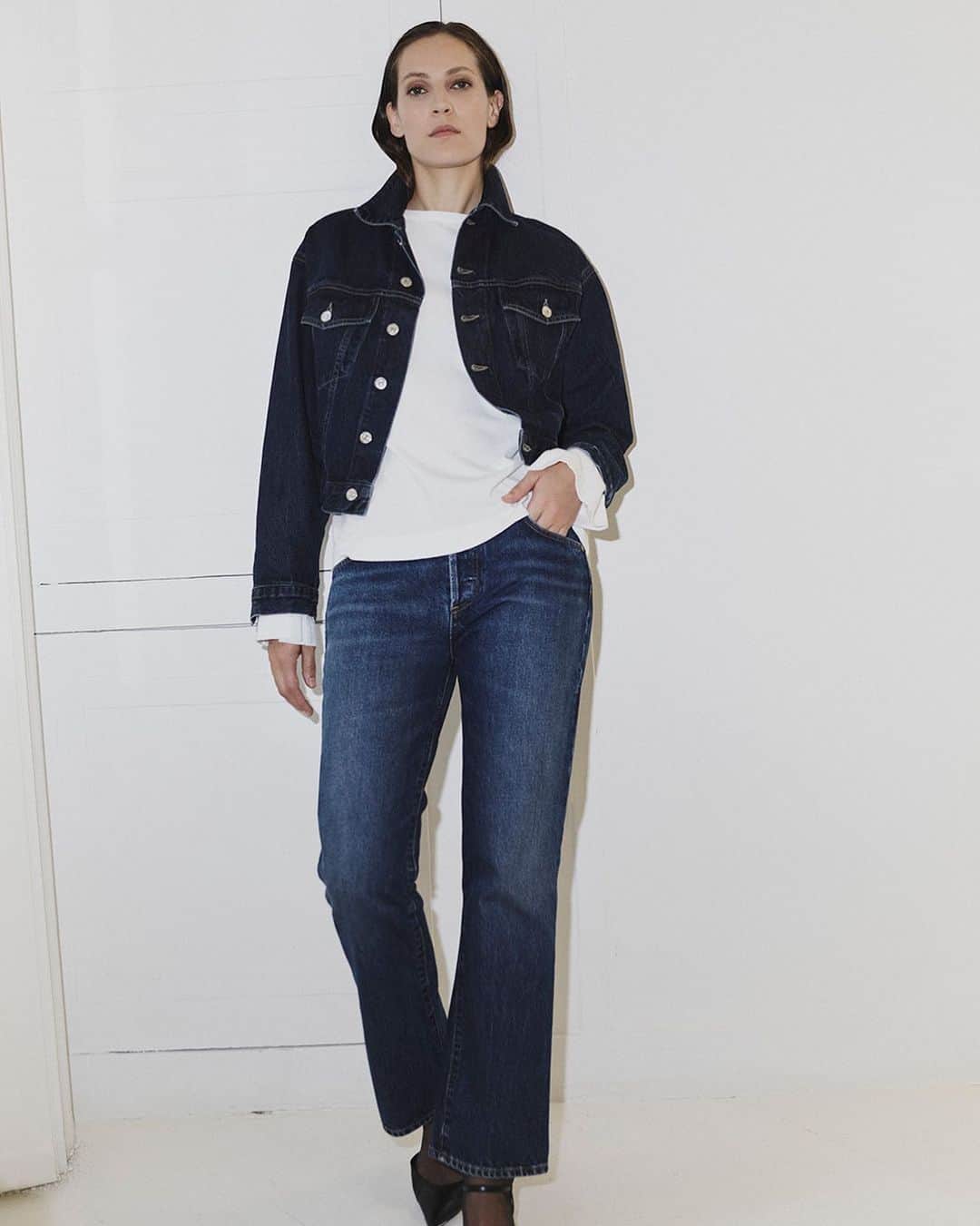 のインスタグラム：「What's trending this season? Clean, dark denim.」