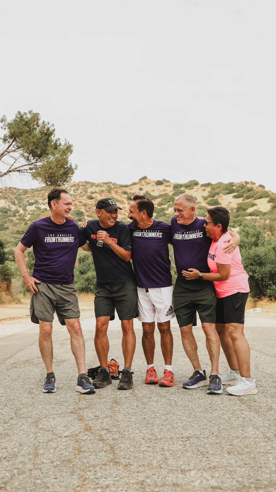 ホカオネオネのインスタグラム：「The Los Angeles Frontrunners (@losangelesfrontrunners) is a running and walking club for the LGBT community.  The LA-based group is one of over 100 Frontrunner clubs worldwide. 🏃🏃‍♀️   “We take care of everyone. No matter your age, your pace...you’re family. We take care of you, and we take care of each other.” - Margie Gonzales (LAFR Board Member)   LA Frontrunners recently celebrated their 42nd anniversary and are proud of their longstanding tradition of fostering a healthy community. 🎉💙   #FlyHumanFly #HOKA #FrontrunnersLA #Frontrunners #RunClubs」