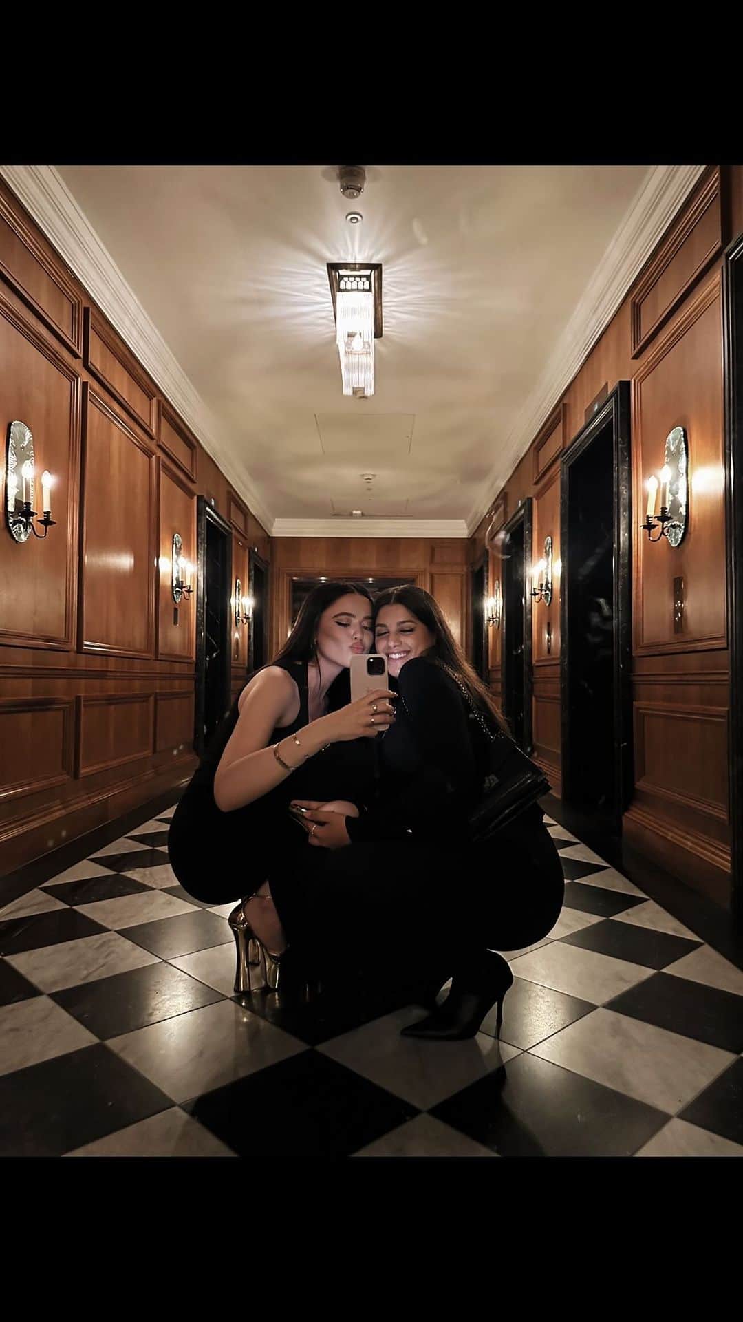 のインスタグラム：「London was glowing ✨ Had such a special time attending the @maccosmetics event during London Fashion Week, celebrating the launch of the new Mac Studio Radiance Serum-Powered Foundation. This foundation acts like a serum two in one, it’s packed with hyaluronic acid and has an absolutely immaculate coverage. Most high coverage foundations dry out the skin, this one will keep it fresh and glowing all night long. The more I get to work with MAC the more I am amazed by their innovative formulas. Thank you so much MAC for having me ✨🖤 #MACStudioRadiance #SerumPowered @maccosmeticsswitzerland   P.S Still stuck in bed with the flu (thanks to everyone who reached out with tips for natural remedies, so grateful! will share soon some of them in my stories)」
