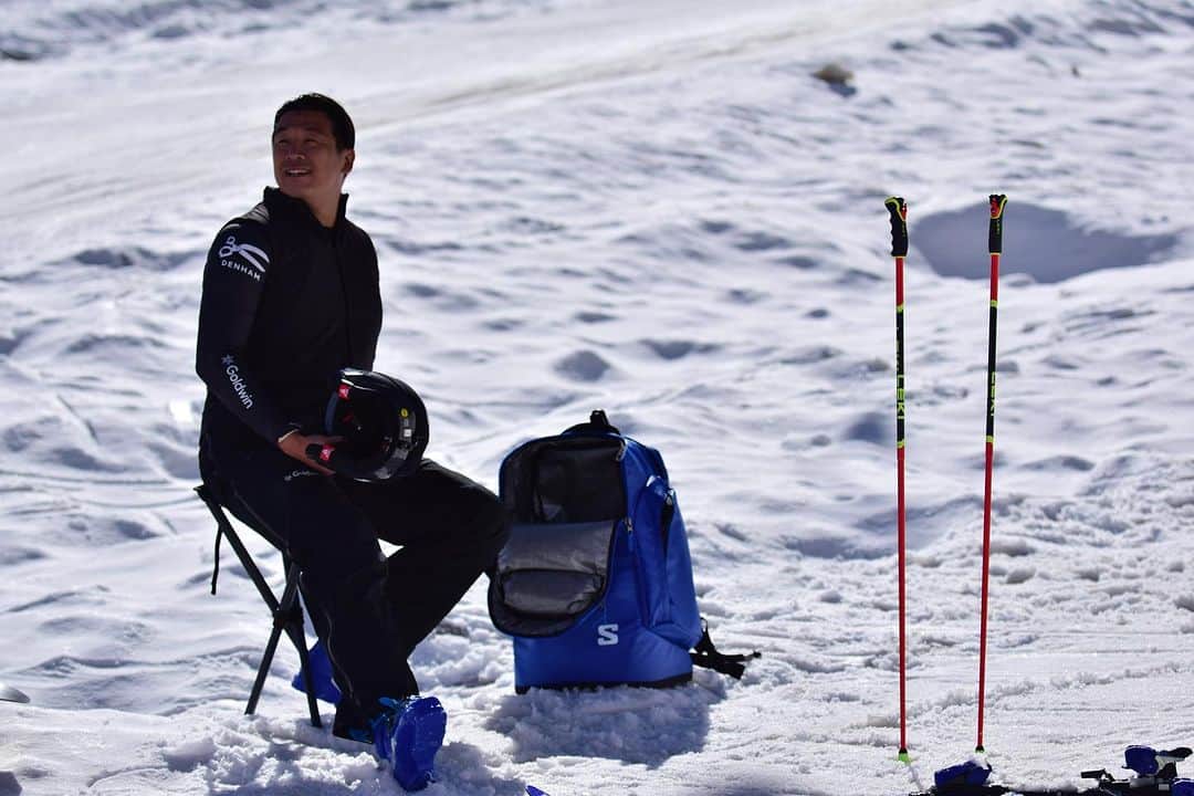 佐々木明さんのインスタグラム写真 - (佐々木明Instagram)「Saas-fee 5 more days⛷️  📷 1.2 @tetsuyafuruno   氷河は確かに後退していますが まだ確かにしっかりとありました。 とは言え後退は確かなスピードで進んでいます。  温暖化の加速が勝るのか 人の環境へのインパクトを考慮した働きかけが加速を減速させられるのか、または氷河期へ向かうのか。 答えは分かりませんけど。  滑れなくなったら嫌だなって言う気持ちと 山に降り積もる雪は地球のバランスに非常に重要だって事は間違いないので  僕らが生きた心地を味わえる遊び場を大切にする 思考と行動は持っていたい。  何はともあれ良い練習を氷河でしています。 スラロームは２日くらい出来れば良いかな  #スキー  #スキーヤー #山登り #山 #山スタグラム #山が好き  #雪 #雪景色 #雪山  #自然  #自然が好き #自然に感謝  #旅行 #ヨーロッパ旅行 #旅行好き #旅 #旅スタグラム #旅好き　  #挑戦 #チャレンジ #アラフォー #40代」9月21日 1時09分 - akiraexploring