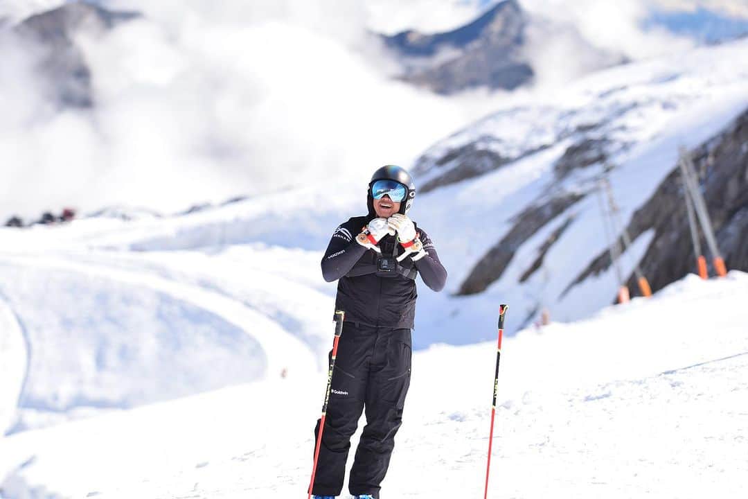 佐々木明さんのインスタグラム写真 - (佐々木明Instagram)「Saas-fee 5 more days⛷️  📷 1.2 @tetsuyafuruno   氷河は確かに後退していますが まだ確かにしっかりとありました。 とは言え後退は確かなスピードで進んでいます。  温暖化の加速が勝るのか 人の環境へのインパクトを考慮した働きかけが加速を減速させられるのか、または氷河期へ向かうのか。 答えは分かりませんけど。  滑れなくなったら嫌だなって言う気持ちと 山に降り積もる雪は地球のバランスに非常に重要だって事は間違いないので  僕らが生きた心地を味わえる遊び場を大切にする 思考と行動は持っていたい。  何はともあれ良い練習を氷河でしています。 スラロームは２日くらい出来れば良いかな  #スキー  #スキーヤー #山登り #山 #山スタグラム #山が好き  #雪 #雪景色 #雪山  #自然  #自然が好き #自然に感謝  #旅行 #ヨーロッパ旅行 #旅行好き #旅 #旅スタグラム #旅好き　  #挑戦 #チャレンジ #アラフォー #40代」9月21日 1時09分 - akiraexploring