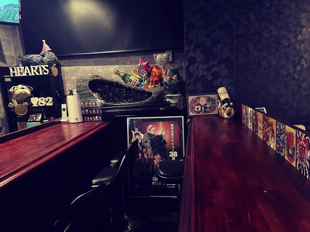 堀田祐美子のインスタグラム：「ハーツ82のカウンター  ここでシックに飲むのもたまには良いかも！！  @yumiko_hotta  @t_hearts2020  #堀田祐美子 #yumikohotta  #prowrestling  #プロレス #womansprowrestling  #女子プロレス  #hearts82 #thearts  #ハーツ82のカウンター」