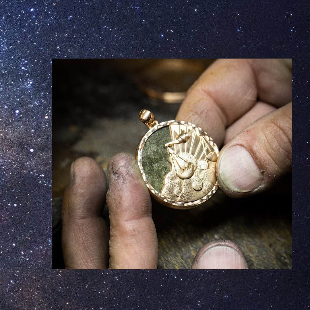 ヴァンクリーフ&アーペルのインスタグラム：「Discover the savoir-faire behind the Librae Zodiaque long necklace. Depicting the poetry of the night skies, this creation is worked like a true miniature tableau, with a delicate interplay of shapes and colors combining rose gold and gold obsidian.   #VCAZodiaque #VanCleefArpels #Zodiac #ZodiacSigns #Libra」