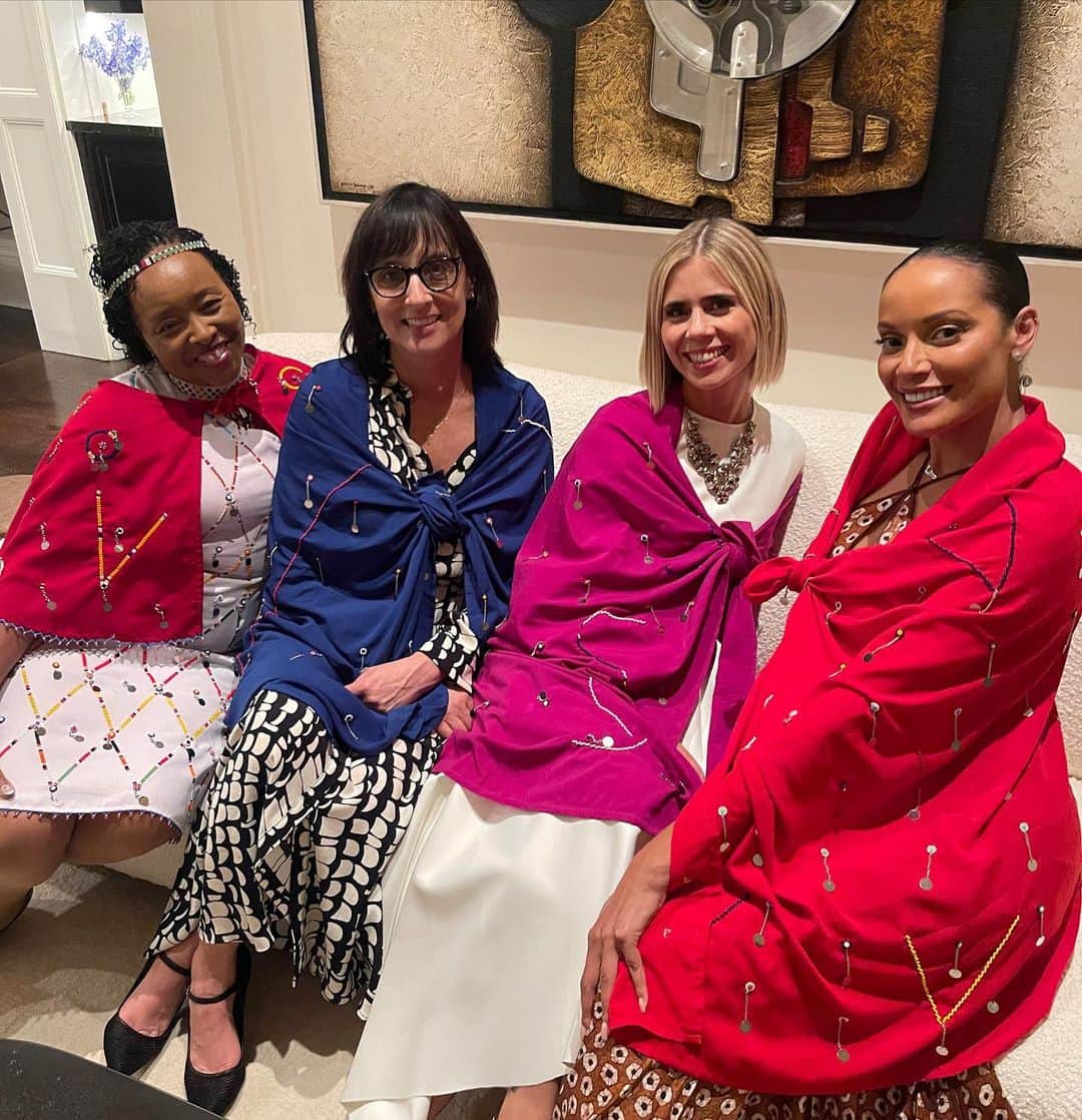 セリタ・エバンクスのインスタグラム：「Thank you Dr.Lanoi for our beautiful Maasai wraps. My red wrap represents Maternal instincts & family. She knows me too well ❤️ #AuntieTT @enai_africa 💙#Connector 💜#Queen #Kenya」