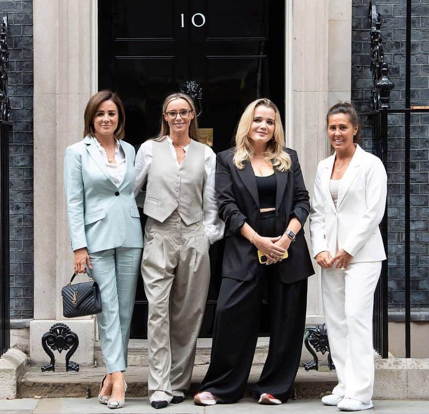 ファラ・ウィリアムズのインスタグラム：「All change at 10 Downing Street 😂  Honour to be asked to attend a roundtable at 10 Downing Street showing support for the proposed changes to the Online Safety Bill.  There needs to be greater protection for women and girls online!  Thanks to @ee for inviting me.」