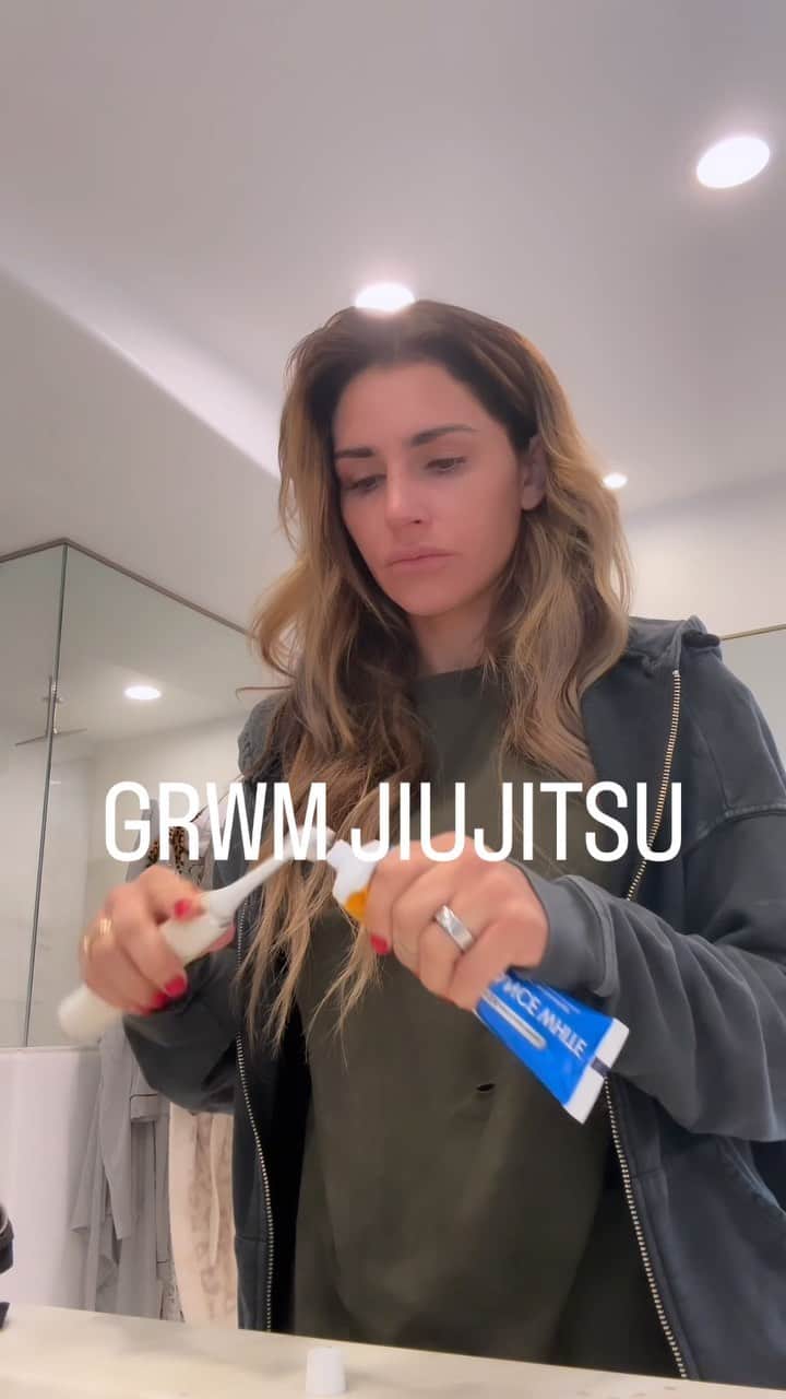 Alexia Clarkのインスタグラム：「GRWM to go to jiujitsu! Do you do any martial arts?? What do you do?!  Do you want to see what it’s like when I go to jiujitsu? Comment below!   www.Alexia-Clark.com   #jiujitsu #grwm #martialarts」