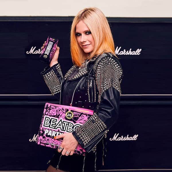 アヴリル・ラヴィーンのインスタグラム：「Avril Lavigne, Alt Press cover star & princess of pop-punk, has teamed up with @beatboxbeverages to create her very own drink: 11.1% Pink Lemonade BeatBox 💞🌟  Not only that, but @avrillavigne and @beatboxbeverages are flying one lucky winner and a +1 out to Vegas VIP style to party with Avril at the Brooklyn Bowl WWWY Pre-Party and attend @whenwewereyoungfest.  For more info, head over to @beatboxbeverages link in bio for contest info and to find Avril's new flavor in a store near you!」