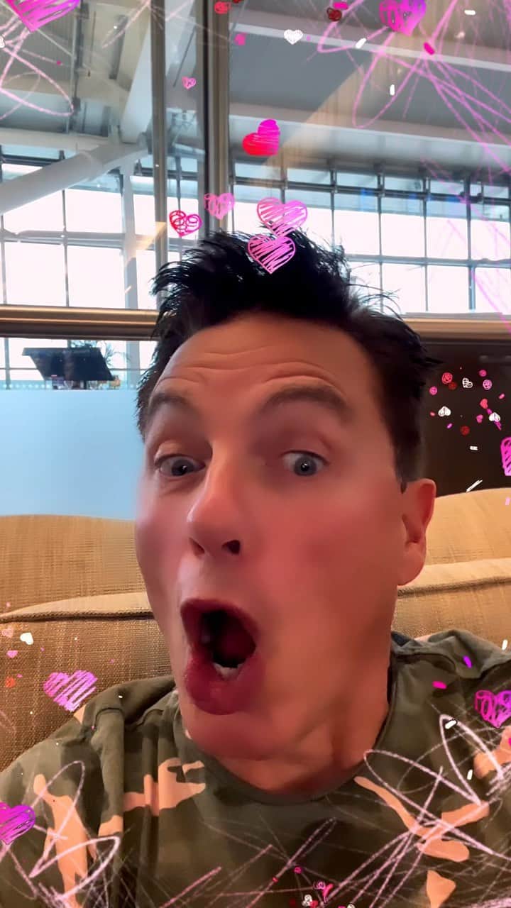 のインスタグラム：「I’m letting you in on a secret. Scott has no idea I’m surprising him with first class on @british_airways to Johannesburg.  #Husband #lgbtq #johannesburg #london #travel #flights #airport #cocktails」
