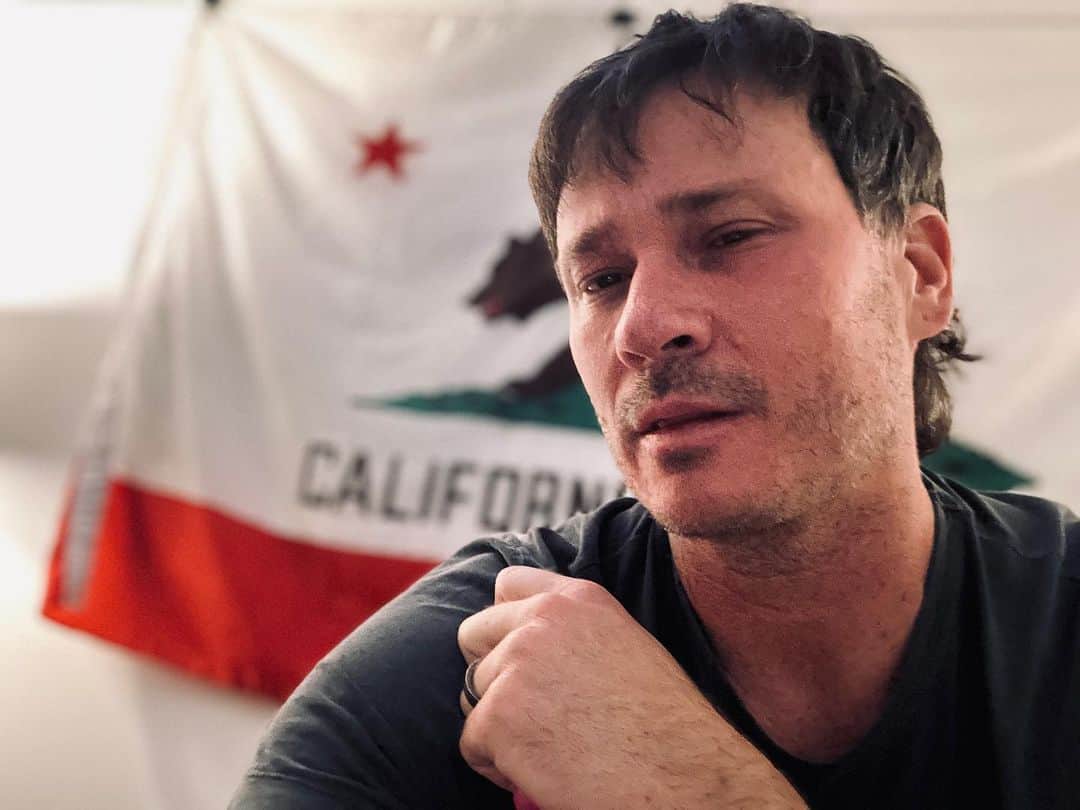 トム・デロングのインスタグラム：「Backstage zen… #Vienna @blink182」