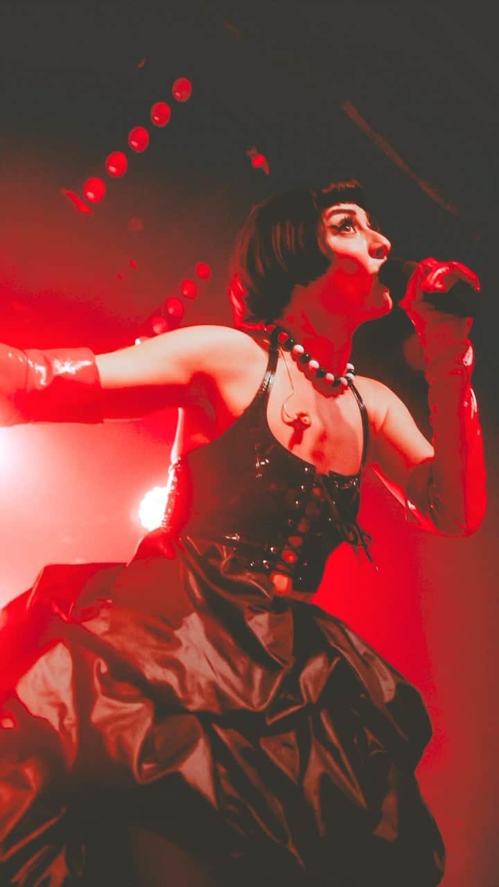 カーミンのインスタグラム：「GO ON TOUR THEY SAID 🥹❤️」