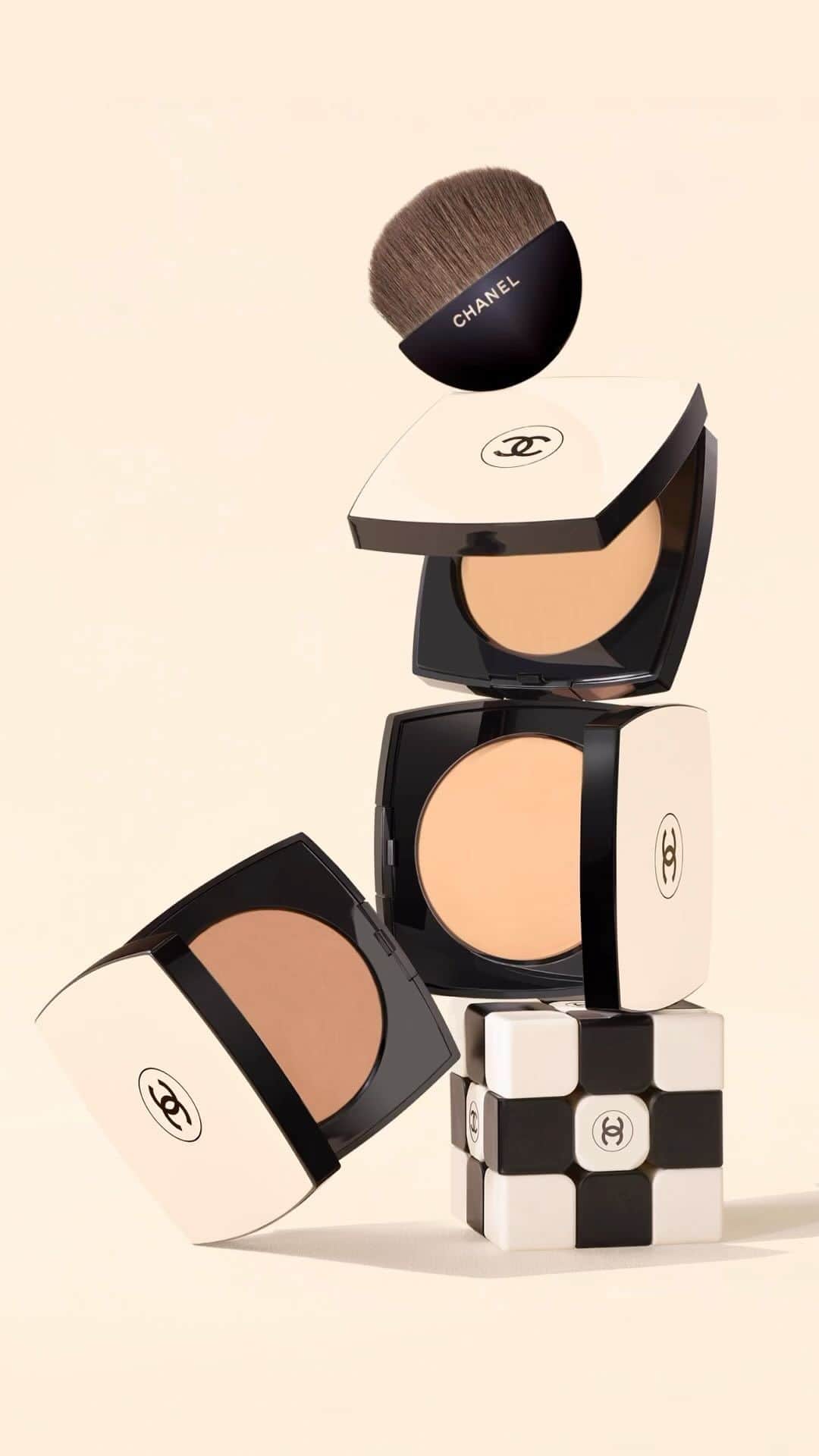 のインスタグラム：「LES BEIGES NEW HEALTHY GLOW SHEER POWDER  Available in 12 shades, LES BEIGES NEW HEALTHY GLOW SHEER POWDER by CHANEL ensures a luminous, resolutely natural complexion. Its sensorial formula, enriched with jasmine oil and photo-adaptive pigments, preserves the skin’s radiance, while ensuring comfort throughout the day. Its iconic case is now refillable.   #LesBeiges #CHANELMakeup #CHANELBeauty」