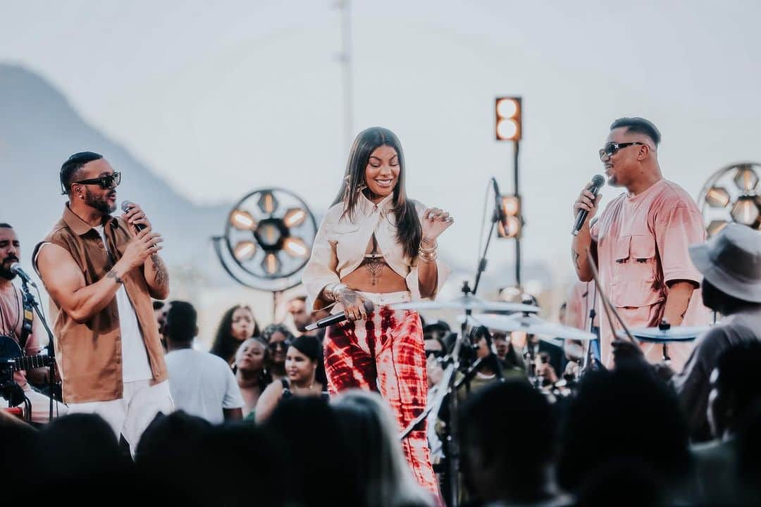 Sorriso Marotoのインスタグラム：「AMANHÃ ao meio dia, tem lançamento dos clipes da nossa parceria com a @ludmilla e o @belo no Sorriso Eu Gosto No Pagode - Parte 1, corações preparados pra ouvir esses hinos? 😎💔🚀  -Ainda Gosto de Você, Já Era  -Me Espera -Coração Deserto/Ninguém Merece Amar Sozinho/A Primeira Namorada」