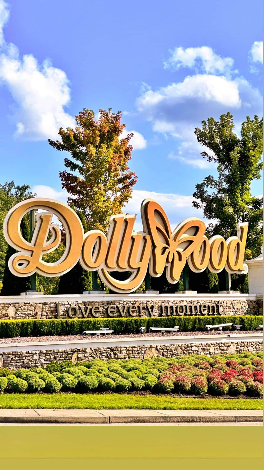 ティファニー・トートのインスタグラム：「While on our Tennessee trip, we planned for a quick visit to #Dollywood 🦋 However, it turned out to be better than I had anticipated, and we ended up spending the entire day there.  🎢 🦋 🐿️」