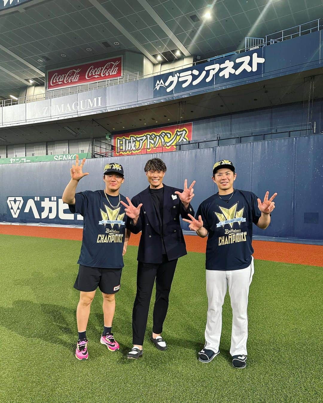 糸井嘉男のインスタグラム：「オリックスバファローズ3連覇🐮 おめでとう！ #V3  #オリックスバファローズ #山本由伸  #若月健矢  #森友哉　#頓宮裕真  #ラオウ　#中川圭太」