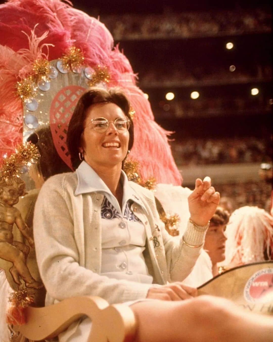 アビー・ワンバックのインスタグラム：「Billie Jean King is the icon of icons – my personal hero. She planted the flag in the ground and said: We deserve better.   And then she fought for a half of a century so that so many of us could play, and make a career and life out of the game we love.   50 years ago today, on September 20, 1973, @BillieJeanKing defeated Bobby Riggs in the Battle of the Sexes, a tennis match watched by 90 million people worldwide.   The impact of her victory not only permeated the sports world, but also advanced women’s rights and equality everywhere. Today, women tennis players are the highest paid of any sport and the effects of Billie Jean’s win continue.   The work is not done, but today we celebrate greatness.   She won, we won.   Thank you, Billie Jean.   📷: @GettySport  #BOTS50」