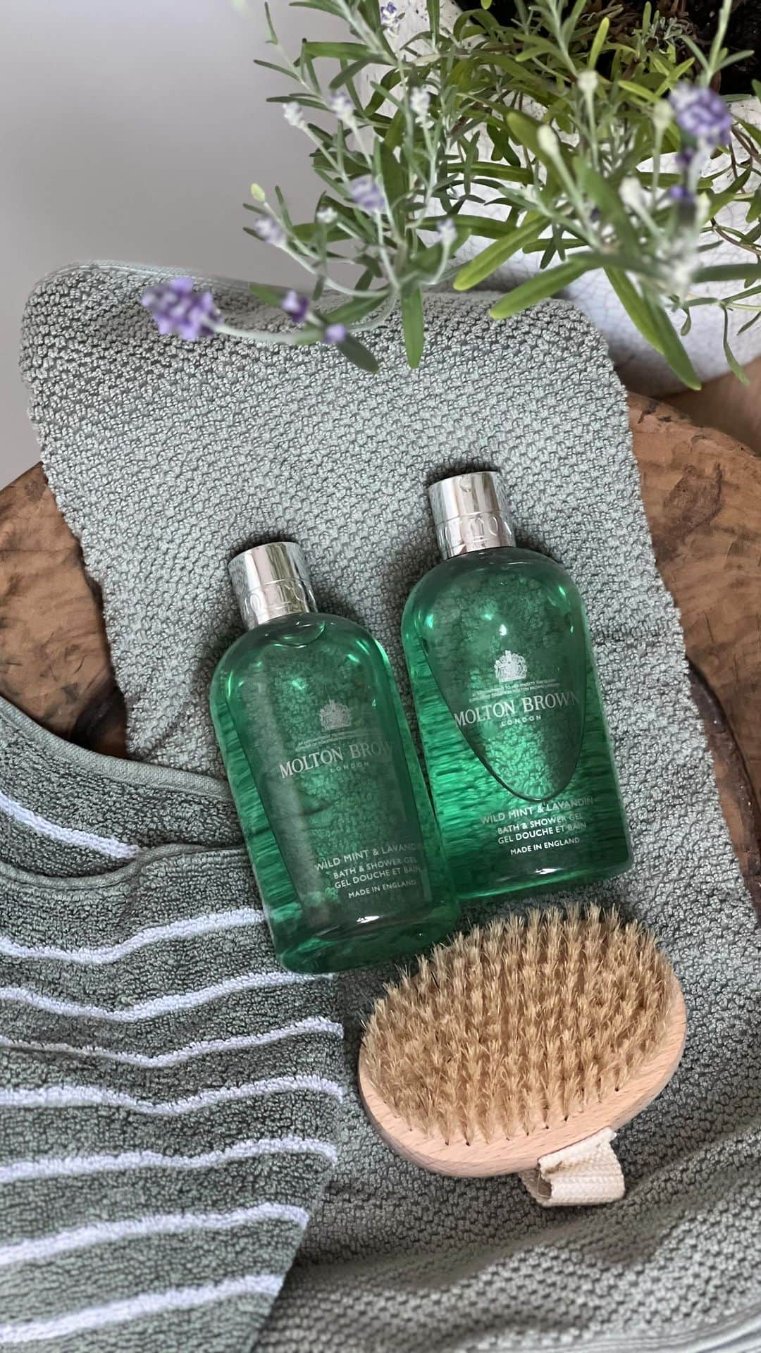 モルトンブラウンのインスタグラム：「Let @mrsjessdaines inspire your autumn fragrance ritual; the perfect way to enliven the senses and embrace the changing seasons with exhilarating Wild Mint & Lavandin.」