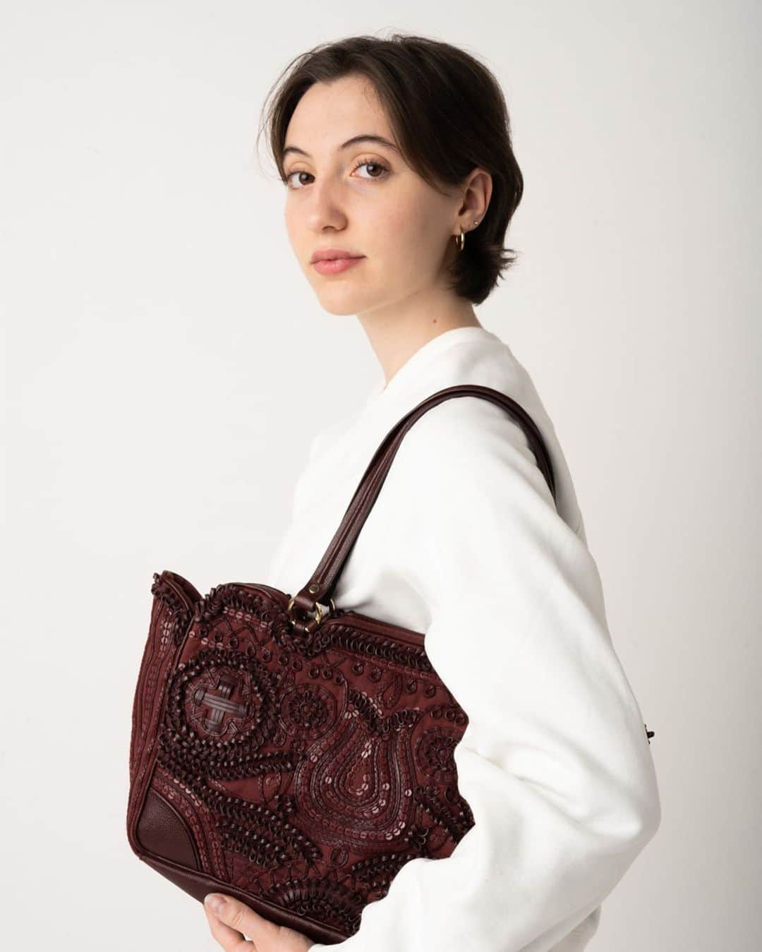 ジャマンピュエッシュのインスタグラム：「Burgundy Rodriguez for a chic fall outfit. #jaminpuech #uniquebag #iconicbag」