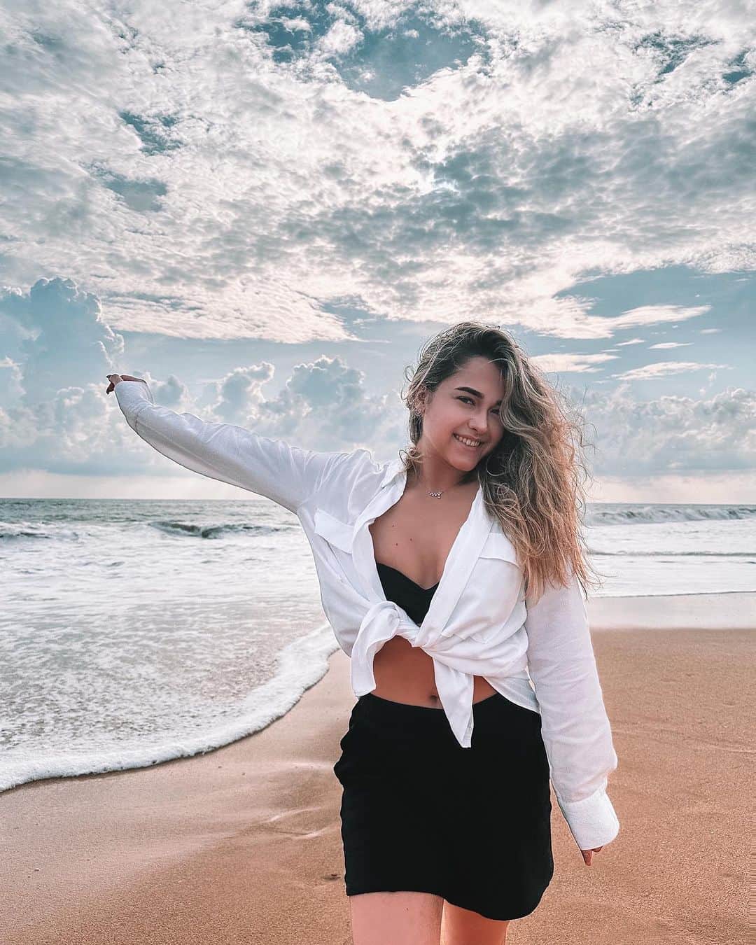 エレーナ・エレミナのインスタグラム：「Не могу жить без путешествий 😍🦋 и людей , которые соглашаются на все мои авантюры❤️ Эмоции, воспоминания на всю жизнь.」
