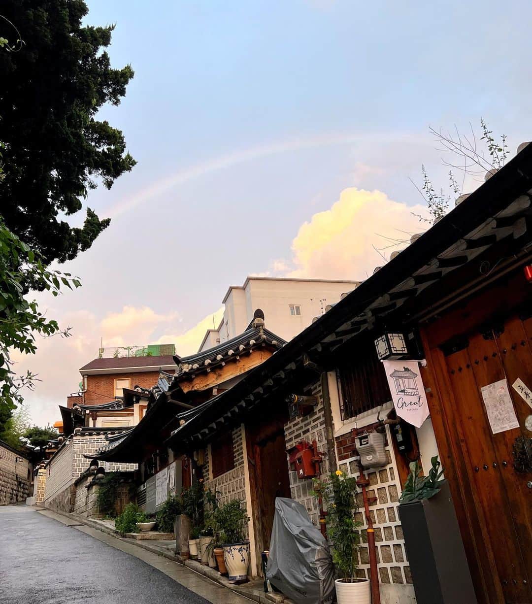 笹倉麻耶さんのインスタグラム写真 - (笹倉麻耶Instagram)「🌈 韓国、怒涛の仕入れの旅がひと段落したとき 素敵なところで少しお散歩してたら 雨が上がって明るくなり始めて 気づいたら虹がかかってた  最後に虹を見たのはいつだったかな  とっても幸せな気持ちだった✨✨  見た場所もまた、とても素敵な場所だった  #韓国 #韓国旅行 #korea #虹」9月21日 1時52分 - nicomaya2525