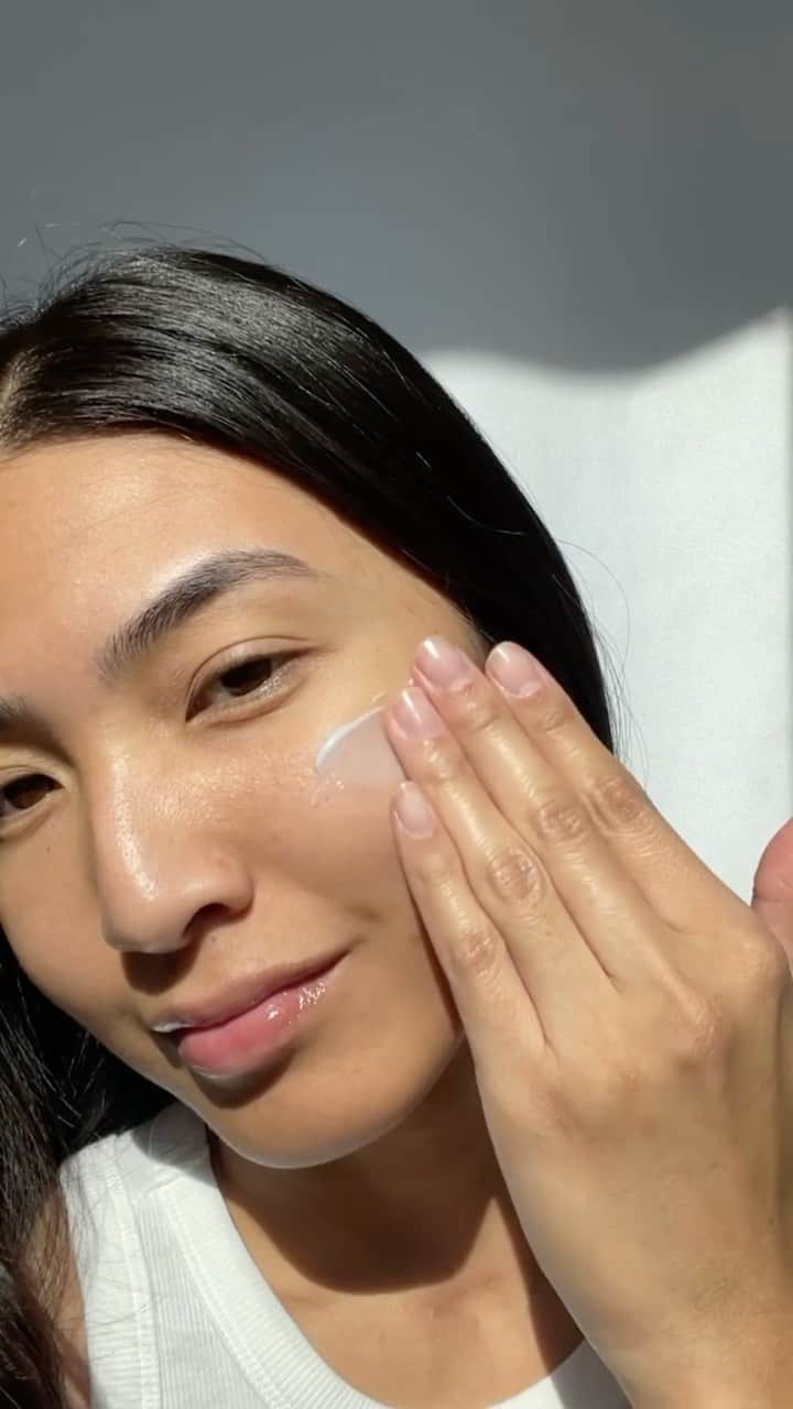 KORA Organicsのインスタグラム：「Your new ultra-hydrating skin essential 💧  Plant Stem Cell Retinol Alternative Moisturizer delivers deep hydration thanks to its vegan peptide + ceramide blend that tightens and locks in moisture for softer, plumper skin that glows ✨」