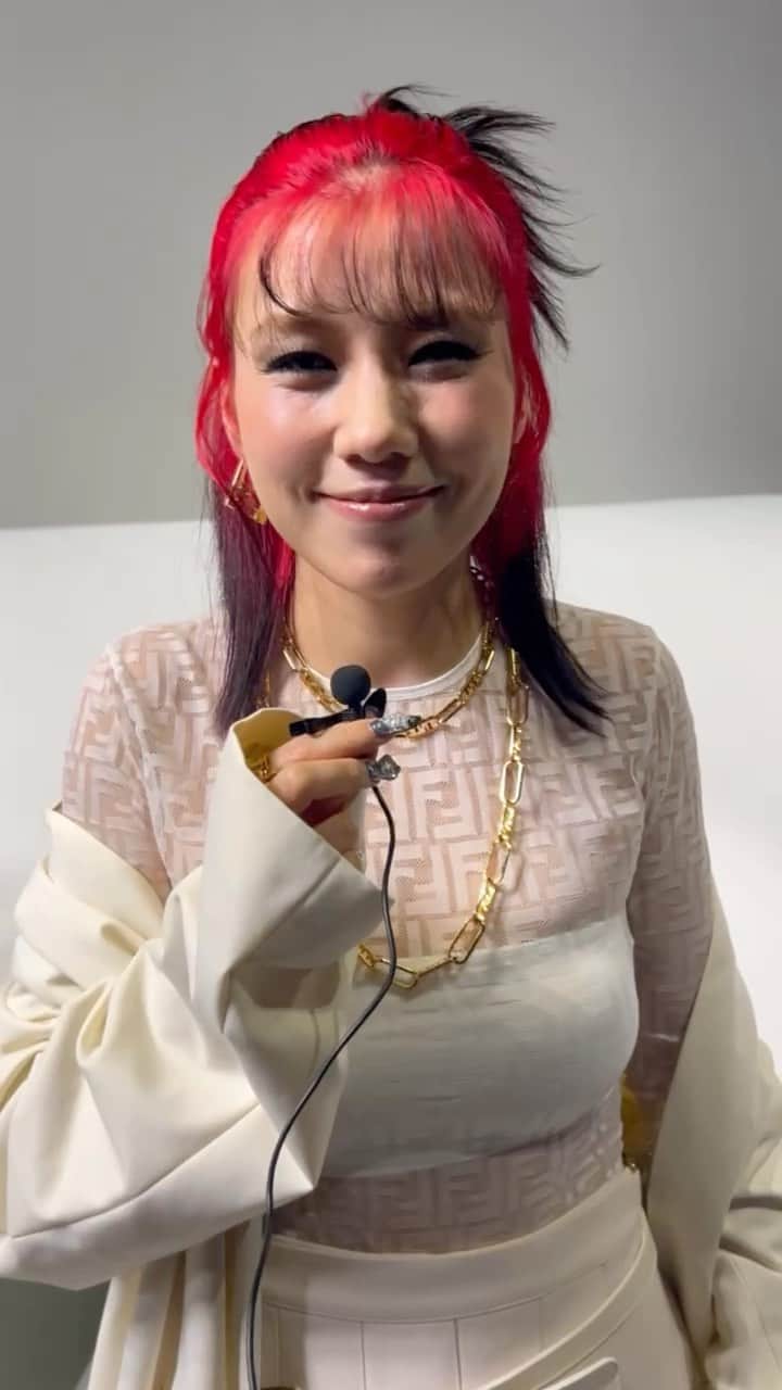 のインスタグラム：「フェンディの2023年 春夏コレクション ショーの会場で #仲里依紗 さんをキャッチ👀🩷 コーディネートのポイントを教えてもらいました。  📱 『ハーパーズ バザー（@harpersbazaarjapan）』はスタイルを持つ女性をエンパワーするファッション、ビューティ、ライフスタイル情報を発信中。ぜひフォローして！ 　  #ミラノコレクション #milanocollection #milanfashionweek #fashionweekmilan #fashionweek #nakariisa #riisanaka #fendi #フェンディ」