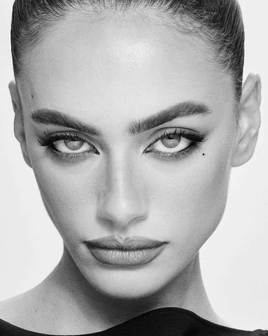 Yael Shelbiaのインスタグラム：「Staring contest」
