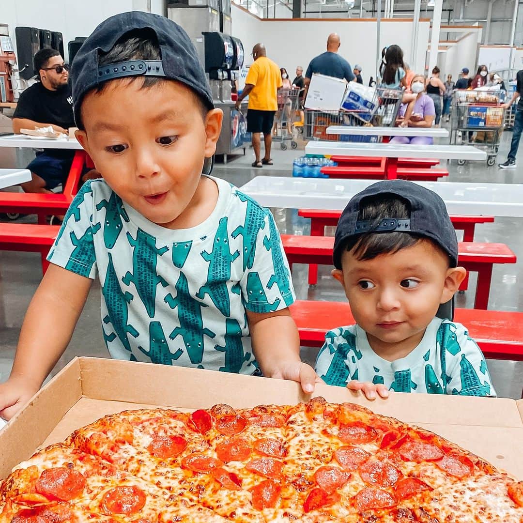 Costcoのインスタグラム：「When you realize it's National Pepperoni Pizza Day. 🍕  📸: @hauteoffthemarket」