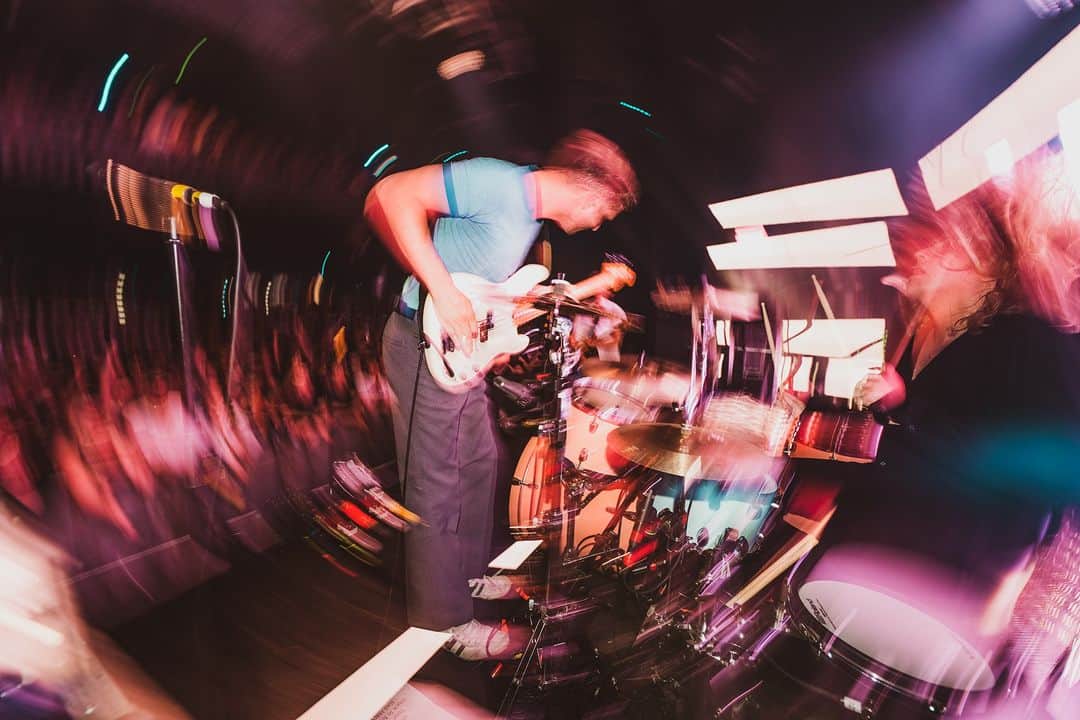 サーカ・ウェーヴスのインスタグラム：「Excitement for going on the road again in just a few weeks got us feeling wavyyy」
