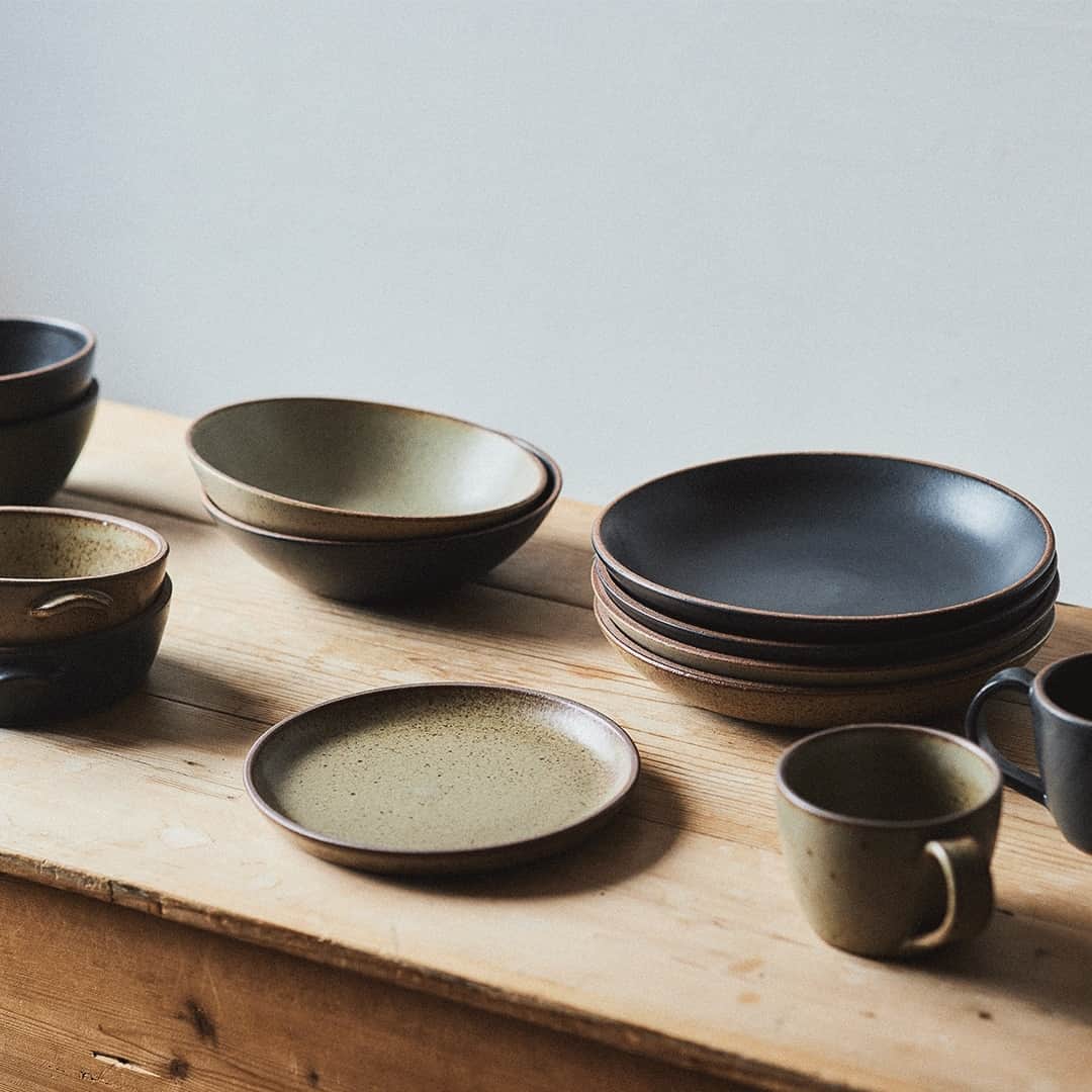 のインスタグラム：「[発売開始] TERRA⁠ 縁からのぞく赤茶色の土と、落ち着いた色合いで表情豊かな釉薬のテーブルウェア TERRAの発売が開始しました。⁠ ⁠ 職人の手仕事によりひとつひとつ丁寧に造られた器は、煮込み料理やオーブン料理などを引き立て、冬の食卓を温かく演出します。安定感のあるフォルムと、程よい厚みで重すぎず、重ねて収納できます。⁠ ⁠ ※KINTO オンラインショップ及びKINTO STORE Tokyoでの先行販売となります。各販売店でのお取り扱いは12月頃を予定しております。⁠ ⁠ ---⁠ [New Launch] TERRA collection is now available in Japan.⁠ ⁠ TERRA is characterized by the reddish-brown clay peeking out around the rim and the expressive glaze in serene tones. Carefully handcrafted one by one by artisans, each piece helps to create a warmly inviting winter dining scene. ⁠ ⁠ *Please check with your local contact for the availability of the new collection in your country.⁠ .⁠ .⁠ .⁠ #kinto #キントー」