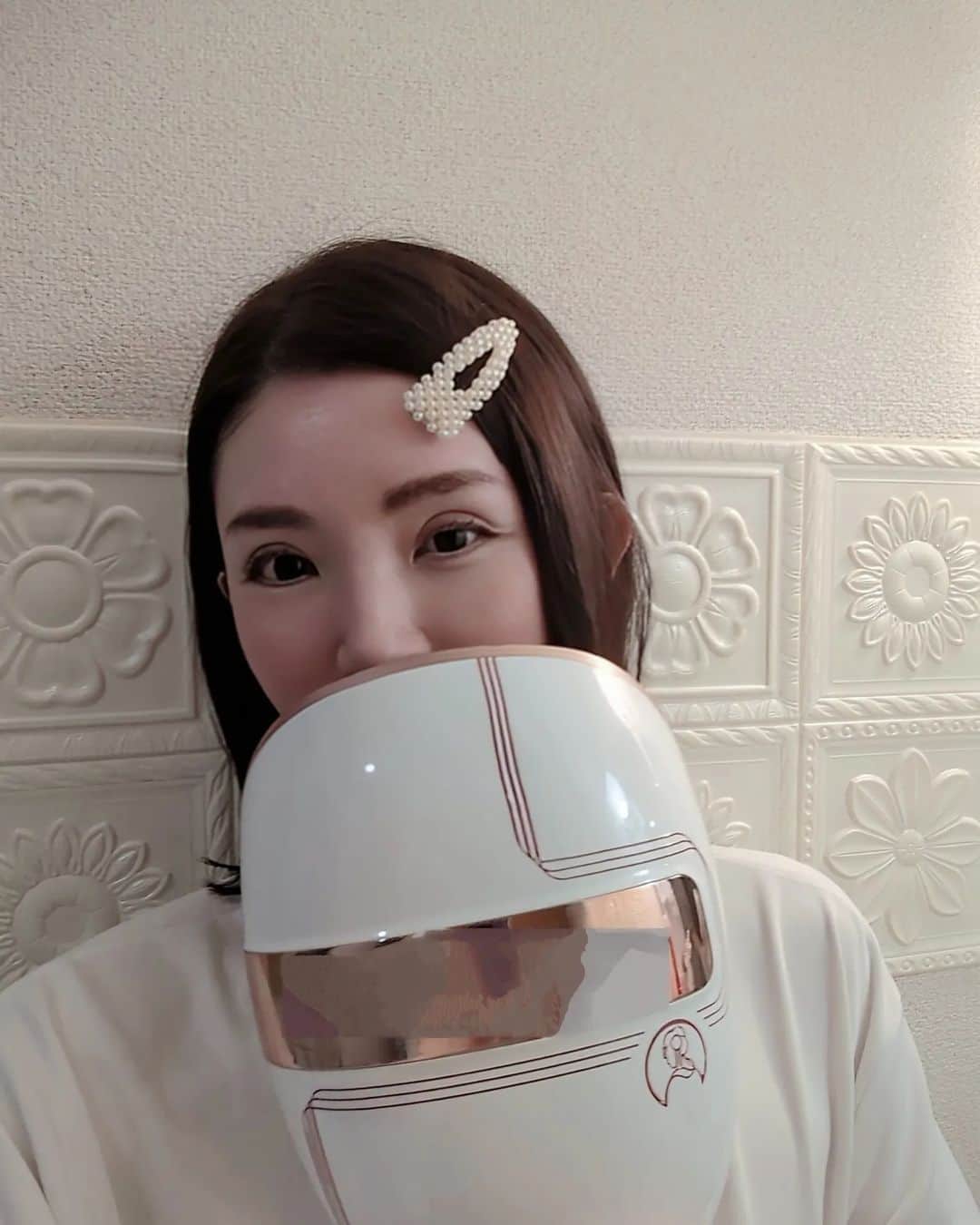 三宅裕子さんのインスタグラム写真 - (三宅裕子Instagram)「@phiten_biyouto ⁡ ⁡⁡ 長年使ってる美顔マスク⁡♡⁡⁡ ⁡⁡ ありがたいことに⁡ ⁡⁡お肌を褒めてもらえることが⁡ ⁡多いんだけど、プロの手も借りつつも⁡ ⁡アラフォーなのでそれだけでは⁡ ⁡正直⁡足りなかったりする😓⁡ ⁡ 美顔器をする時間ない時でも⁡ これなら両手があくから⁡ ⁡⁡作業しながら使えて ⁡ずぼらな私でも続いてる美容法🐰✨⁡ ⁡⁡⁡ ⁡⁡⁡ ⁡秋はイベントが増えるから⁡ ⁡⁡ケアも頑張りたいな🎶⁡ ⁡ ⁡@aquagold_official ⁡@kyonooshiroiotoshi ⁡ ⁡.*･ﾟ　.ﾟ･*.⁡ ⁡⁡ ⁡PR ⁡ #美YOU人 ⁡ ⁡ #美you人アンバサダー ⁡ ⁡ #ファイテン⁡ ⁡ #Phiten⁡ ⁡ #美顔マスク⁡ ⁡ #京のおしろい落とし⁡ ⁡ #アクアゴールド⁡ ⁡ #アラフォー美容⁡ ⁡ #アラサー美容⁡ ⁡ #美肌ケア⁡ ⁡ #エイジングケア⁡ ⁡」9月20日 17時06分 - yuko_miyake
