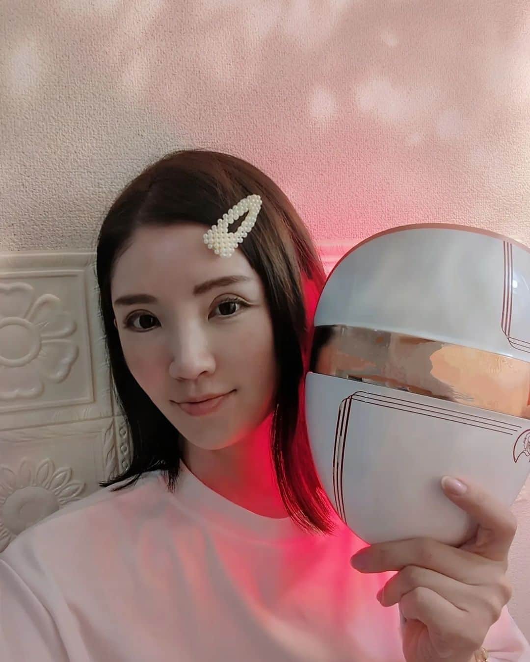 三宅裕子さんのインスタグラム写真 - (三宅裕子Instagram)「@phiten_biyouto ⁡ ⁡⁡ 長年使ってる美顔マスク⁡♡⁡⁡ ⁡⁡ ありがたいことに⁡ ⁡⁡お肌を褒めてもらえることが⁡ ⁡多いんだけど、プロの手も借りつつも⁡ ⁡アラフォーなのでそれだけでは⁡ ⁡正直⁡足りなかったりする😓⁡ ⁡ 美顔器をする時間ない時でも⁡ これなら両手があくから⁡ ⁡⁡作業しながら使えて ⁡ずぼらな私でも続いてる美容法🐰✨⁡ ⁡⁡⁡ ⁡⁡⁡ ⁡秋はイベントが増えるから⁡ ⁡⁡ケアも頑張りたいな🎶⁡ ⁡ ⁡@aquagold_official ⁡@kyonooshiroiotoshi ⁡ ⁡.*･ﾟ　.ﾟ･*.⁡ ⁡⁡ ⁡PR ⁡ #美YOU人 ⁡ ⁡ #美you人アンバサダー ⁡ ⁡ #ファイテン⁡ ⁡ #Phiten⁡ ⁡ #美顔マスク⁡ ⁡ #京のおしろい落とし⁡ ⁡ #アクアゴールド⁡ ⁡ #アラフォー美容⁡ ⁡ #アラサー美容⁡ ⁡ #美肌ケア⁡ ⁡ #エイジングケア⁡ ⁡」9月20日 17時06分 - yuko_miyake