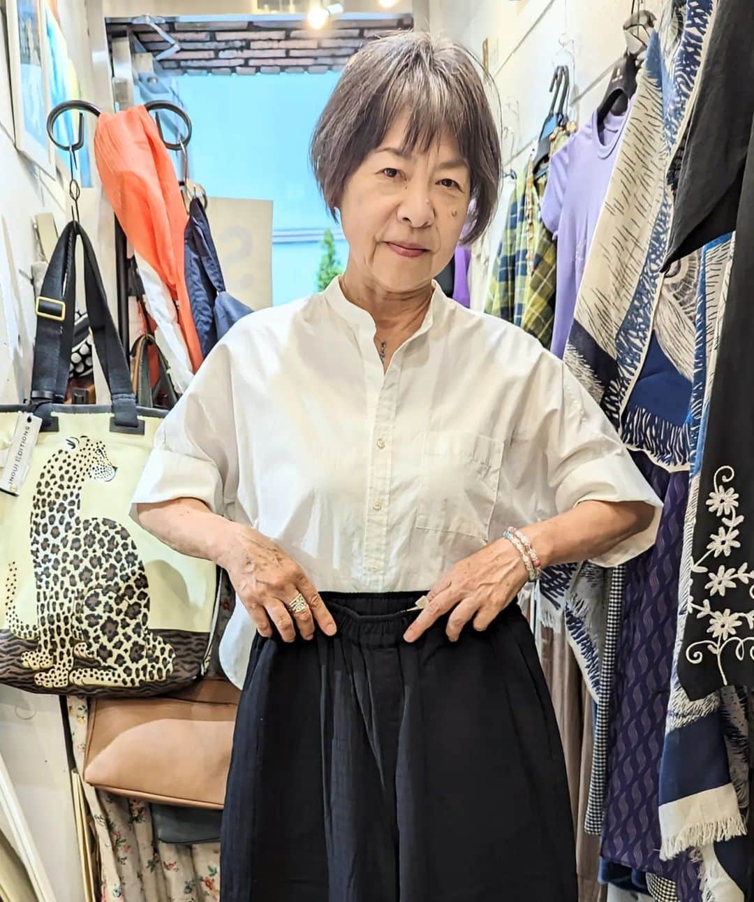 平井富子のインスタグラム：「横浜から、山ガールのヒロコさんが遊びに来てくれました！  ボランティア歴4年、地域の畑や田んぼで無農薬野菜、お米を作っているらしい。今は、里芋が美味しいとか。 羨ましい〜  着心地の良い黒のパンツ、茶のジャケットを気に入って頂きました。秋ですね〜  また、遊びに来て下さい！」