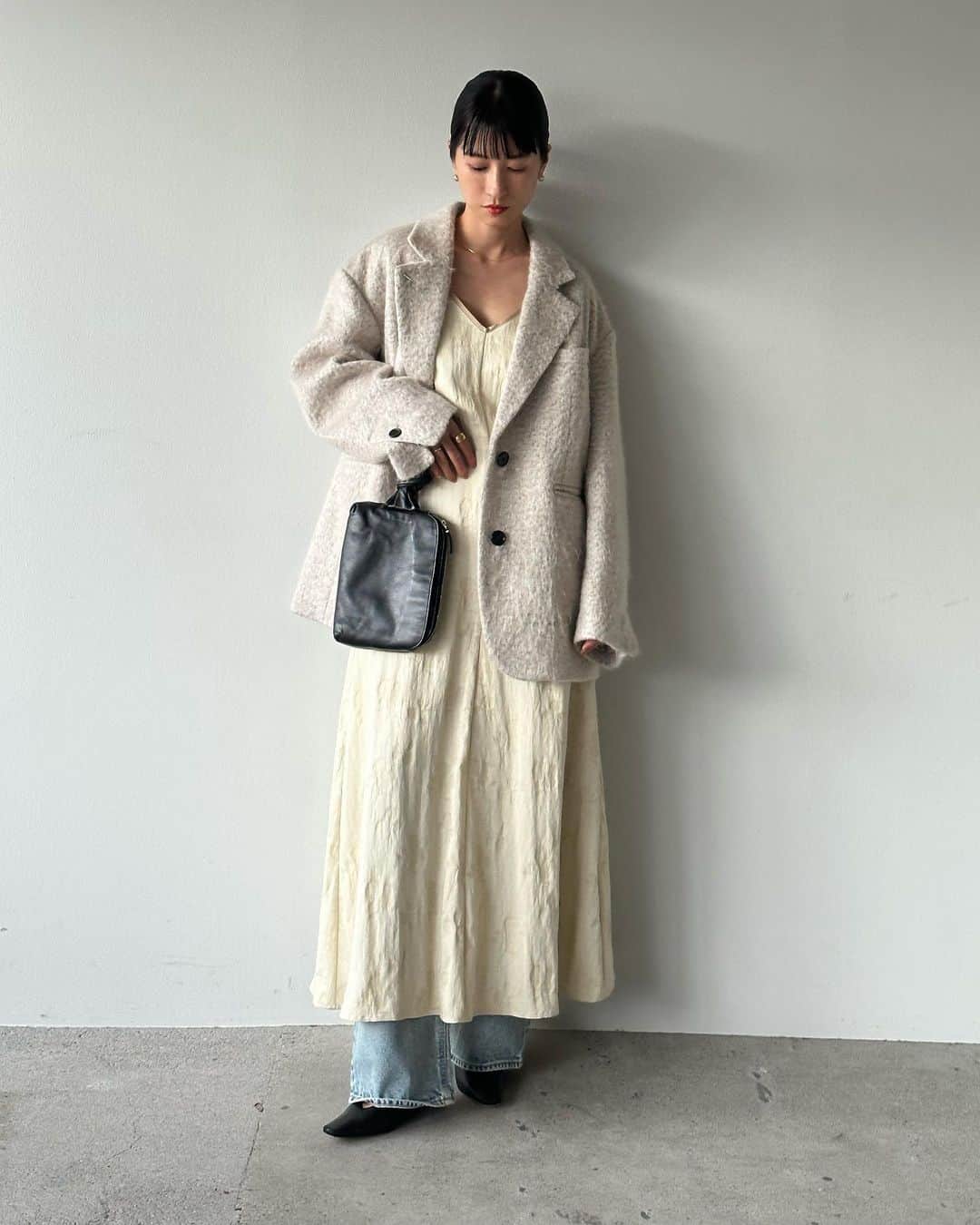 松本恵奈のインスタグラム：「MIX SHAGGY OVER TAILORED JK♡ IVOのスタイリングを沢山見てみたいとコメント来ていたのでご紹介♡  中に着ているのは少し前に発売した VINTAGE FLOWER SATIN CAMI ONEPIECEに5fingers denimのセカンドを合わせています◯ 珍しいバランス感で新鮮なスタイリングで組んでみました。 是非参考にしてみてね♡ #clane #新作」