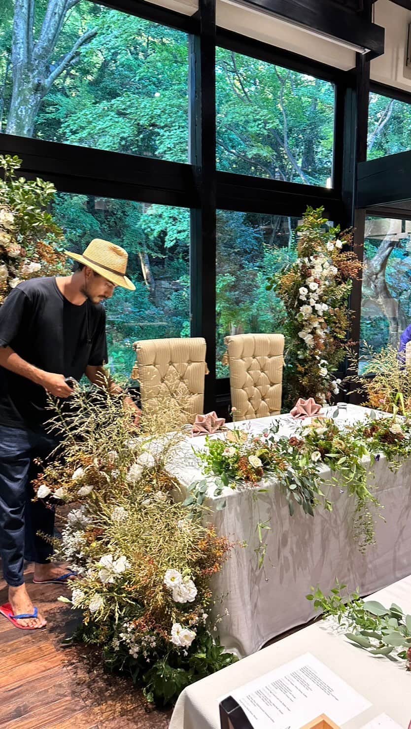 座間アキーバのインスタグラム：「Wedding florals at @jinya1300   Planning: @37frames  Florals: @akivaz @hanatombo」
