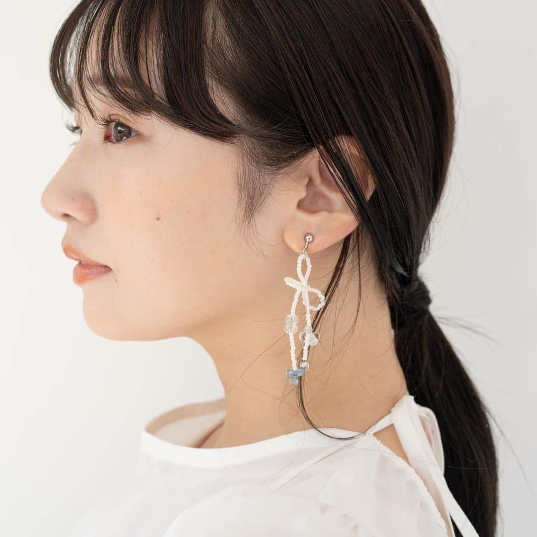 waco⭐️CHACOのインスタグラム：「\ ももたちゃんx CHACOコラボ2023 /  初日よりたくさんのご注文誠に有難うございます！ 好評受注販売中🌈  販売日 : 9月18日(月)21:00〜9月25日(月)23:59 販売場所 : CHACO ONLINE SHOP お届け予定: 10月下旬  ＊先着200名様限定購入特典＊  🌷ビーズイヤリングorピアス  2色 (ホワイトブルー、アイボリー)  アシメントリーなデザインのビーズの耳飾り。 所々にチェコビーズや細長ビーズを混ぜ込んでどこにもない雰囲気の耳飾りができました。 シリコンゴムカバー付きイヤリングかピアスをお選びいただけます。  価格：4180円 (税込）3800円(税抜き) カラー: ホワイトブルー、アイボリー 素材: シードビーズ、チェコビーズ、テグス、真鍮、ステンレス、シリコン サイズ: イヤリング全長約7.5cm/ピアス全長約8cm  🌷ブレスレット2色　(アイボリー、グレー)  淡水パールにドットがついたまあるいオーガンジー、シフォンリボン、ゴールドのチェーンには調整可能なストッパー付き。  価格：6380円 (税込）5800円(税抜き) カラー: アイボリー、グレー 素材:オーガンジーパーツ、丹銅、真鍮、シリコンゴム、ポリエステル、淡水パール サイズ:約17cm~38cm (調整可能)  🌷リング 2色 (ピンク、ブルー)  前回大好評だったドロップビーズと樹脂パール、お花たちを閉じ込めた太めのリング。 ちゅるんとしててたっぷりボリューミーなリングです。  価格：4290円 (税込）3900円(税抜き) カラー: ピンク、ブルー 素材: 樹脂、ドライフラワー、プリザーブドフラワー、樹脂パール、ガラス サイズ:約13号」