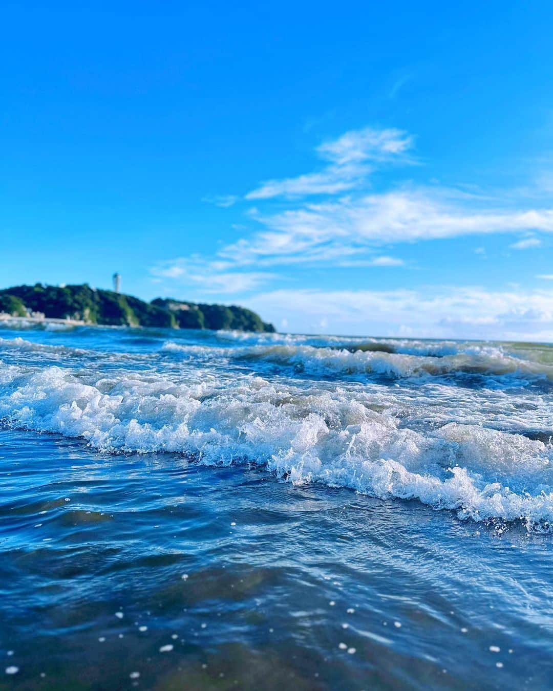 諸星みゆさんのインスタグラム写真 - (諸星みゆInstagram)「🌊 ⁡ 海でも大好きな平良さんタオル〜💙💙💙 ⁡ 風強すぎてなかなかタオルがきれいに 開けなくて大変やった🥲💦 ⁡ 撮る方が大変やからね🥲 ましろ氏(@mashiroui )撮ってくれてありがとう🫶 ⁡ 最近ハマスタ行けてないけど 平良さんの勝利はいつも願っている🎉 ⁡  ┈┈┈┈┈┈┈┈┈┈┈┈┈┈┈┈┈┈┈┈ ⁡ 📍#片瀬江ノ島海岸  #片瀬江ノ島西浜海岸  ⁡ ┈┈┈┈┈┈┈┈┈┈┈┈┈┈┈┈┈┈┈┈ ⁡  #ベイスターズ  #baystars  #平良拳太郎 さん #片瀬  #片瀬海岸  #片瀬海岸西浜  #江ノ島  #海水浴  #海水浴場  #水着  #水着コーデ  #水着女子  #ビキニ  #ビキニ女子  #bikini #maryquant  #マリークワント  #リリーブラウン  #lilybrown」9月20日 17時20分 - miyucheese.ig