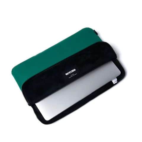 Incase Japanさんのインスタグラム写真 - (Incase JapanInstagram)「- Compact Sleeve in Flight Nylon for MacBook Pro 13"-  MacBookの流れるようなフォルムとカラーに美しくマッチしたMacBookにシンデレラフィットするラップトップケース  【サイズ】約H24 × W33 × D2 cm 【素材】フライトナイロン 【価格】6,930円  商品に関するお問い合わせや通信販売のご用命は、プロフィール欄にある連絡先（Incase SHINJUKU）までご連絡ください。 皆さまのお悩みを専属スタッフがサポートいたします。  ▷詳しくは @incase_japan プロフィールからOFFICIAL ONLINE STOREへ  #incase #goincase #incasejapan  #インケース #新商品発売  #新商品入荷 #新商品紹介 #ガジェットポーチ #ケース #ガジェットケース #収納グッズ #macbook #マックブック #macbookair #マックブックエア #macuser #macbookケース #パソコンケース #pcケース」9月20日 17時13分 - incase_japan