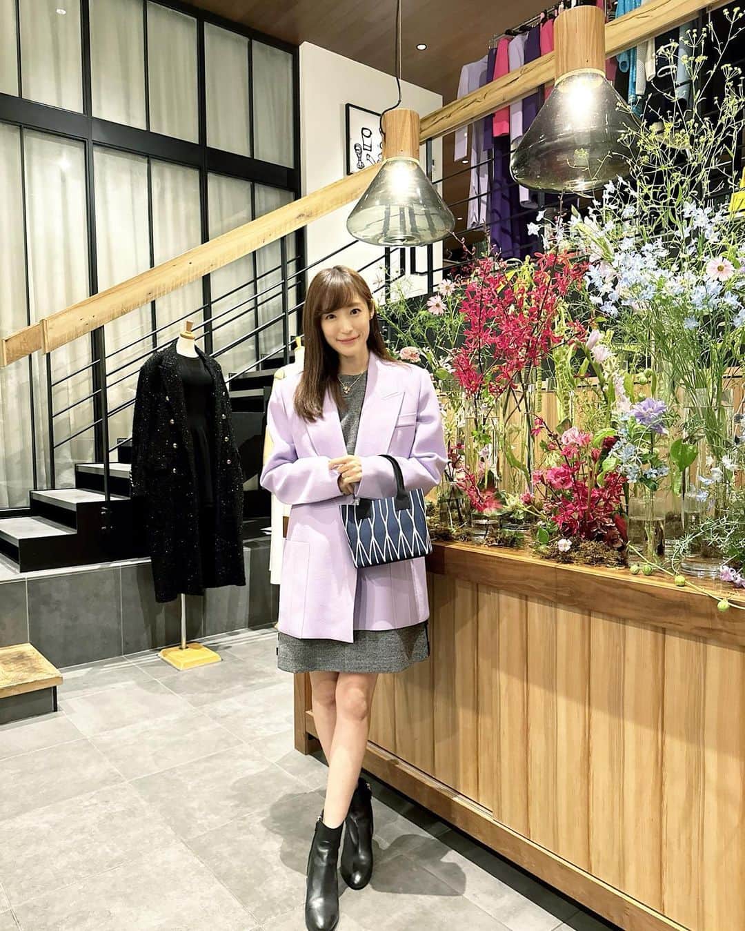 小林真由さんのインスタグラム写真 - (小林真由Instagram)「NY生まれ、ソウルでも人気のワンピース・スーツブランド @rvnnyc 🤍 海外セレブも愛用しているブランドで、その着心地の良さとラインの美しさにうっとりしてしまうほどでした。 最近モノトーンが多かったので、綺麗な色遣いに惹かれて目移り✨皆さんのスタイリングもまた美しくて♡ 紫も素敵だった〜‼︎  ⁡ 美里ちゃんのバッグ可愛いなと思ってたの♡ いつもありがとう😌💕 @misato_ichiki  ⁡ ⁡ #ファッション #コーデ #ママコーデ #女の子ママ #男の子ママ #ママライフ #コーディネート #４歳 #3歳 #rvn #ny」9月20日 17時13分 - mayukobayashii