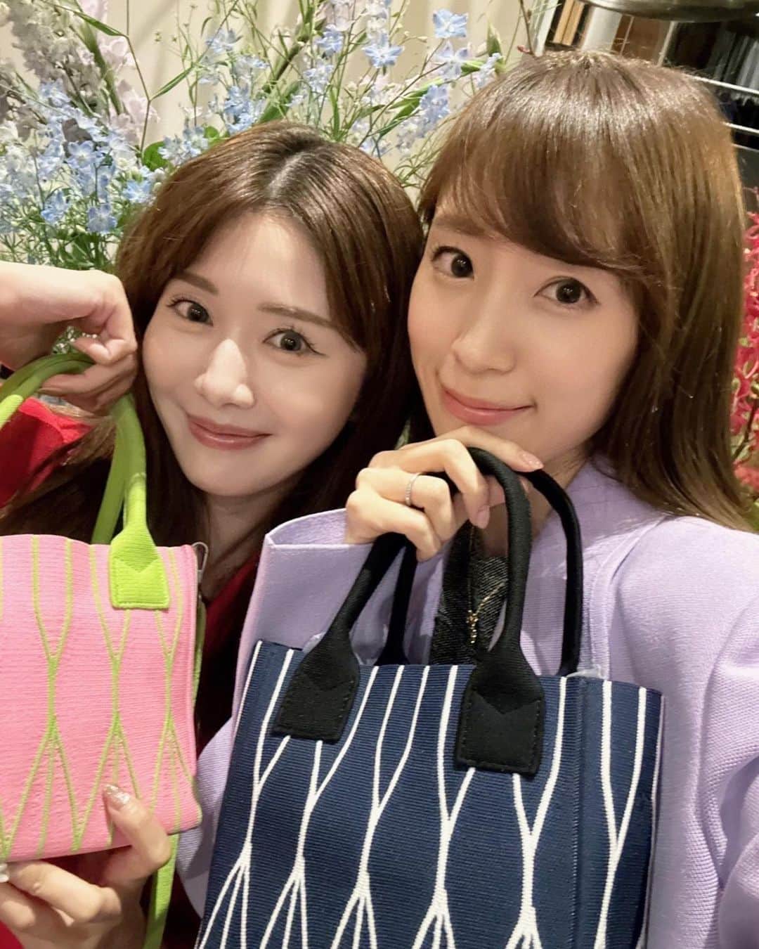 小林真由さんのインスタグラム写真 - (小林真由Instagram)「NY生まれ、ソウルでも人気のワンピース・スーツブランド @rvnnyc 🤍 海外セレブも愛用しているブランドで、その着心地の良さとラインの美しさにうっとりしてしまうほどでした。 最近モノトーンが多かったので、綺麗な色遣いに惹かれて目移り✨皆さんのスタイリングもまた美しくて♡ 紫も素敵だった〜‼︎  ⁡ 美里ちゃんのバッグ可愛いなと思ってたの♡ いつもありがとう😌💕 @misato_ichiki  ⁡ ⁡ #ファッション #コーデ #ママコーデ #女の子ママ #男の子ママ #ママライフ #コーディネート #４歳 #3歳 #rvn #ny」9月20日 17時13分 - mayukobayashii