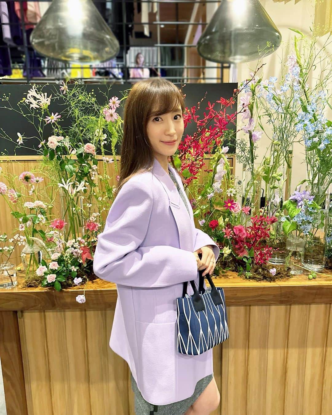小林真由のインスタグラム：「NY生まれ、ソウルでも人気のワンピース・スーツブランド @rvnnyc 🤍 海外セレブも愛用しているブランドで、その着心地の良さとラインの美しさにうっとりしてしまうほどでした。 最近モノトーンが多かったので、綺麗な色遣いに惹かれて目移り✨皆さんのスタイリングもまた美しくて♡ 紫も素敵だった〜‼︎  ⁡ 美里ちゃんのバッグ可愛いなと思ってたの♡ いつもありがとう😌💕 @misato_ichiki  ⁡ ⁡ #ファッション #コーデ #ママコーデ #女の子ママ #男の子ママ #ママライフ #コーディネート #４歳 #3歳 #rvn #ny」