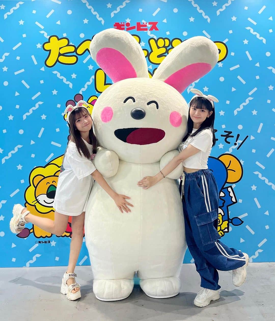 伊與田綾音のインスタグラム：「うさぎさんと写真撮ってもらったあ😭📸 たべっ子どうぶつrand行って2回目だけど、どっちもうさぎさんにあった気がする！！ 今回はフードも食べれて、本当に満足！」
