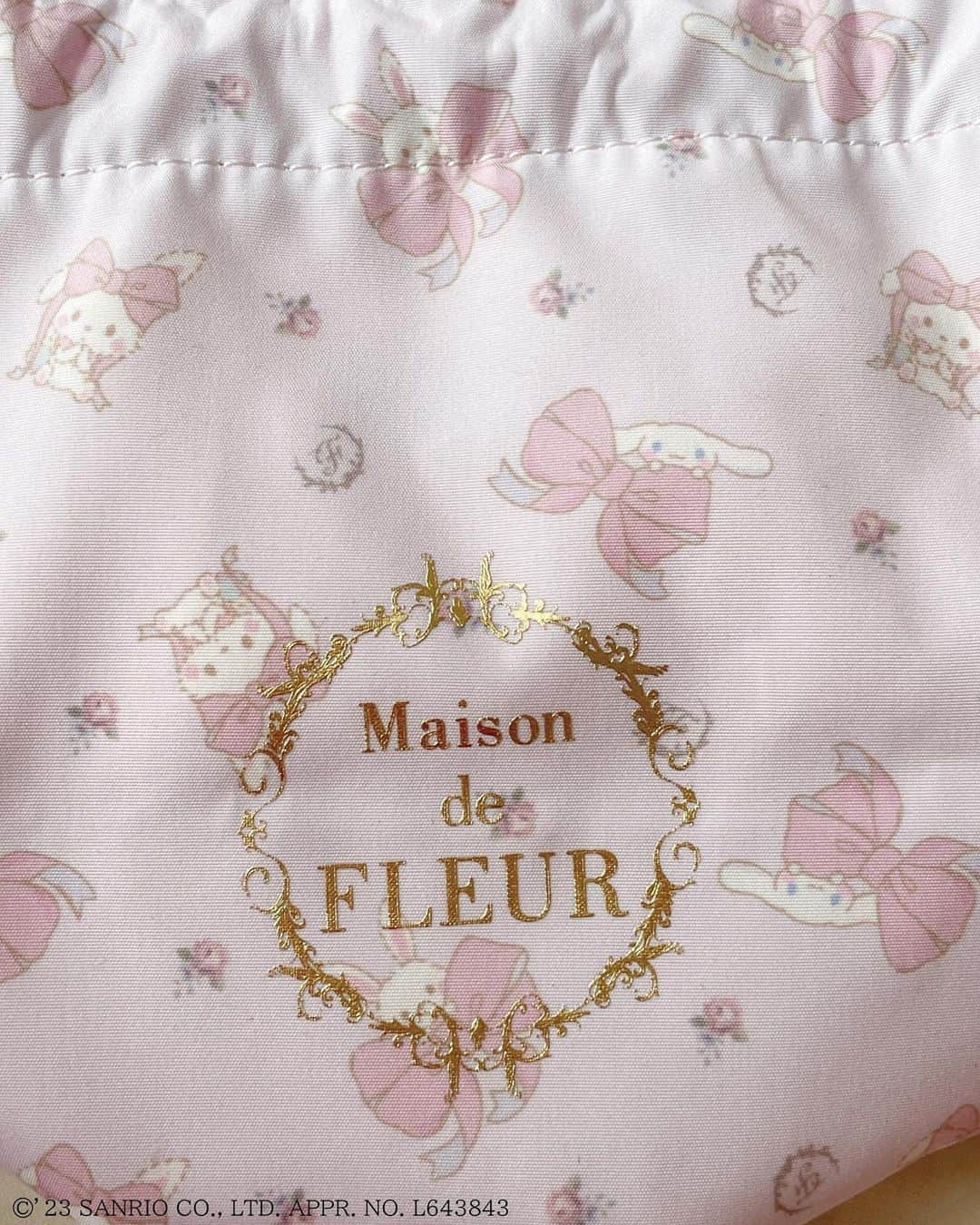 maisondefleur_pressさんのインスタグラム写真 - (maisondefleur_pressInstagram)「【Special Collaboration】  ＼受注生産／ Maison de FLEUR  × Sanrio characters Wish me mell & Cinnamoroll  公式通販ストライプクラブ、ZOZOTOWNで 本日9/20(wed)20:00～受注受付開始！  9/20はウィッシュミーメルのお誕生日♪  Maison de FLEUR 10周年を記念して、 ブランドアイコンである「お花」や「リボン」を モチーフにした特別なアイテムが登場！  お誕生日をお祝いしにきてくれた シナモロールにも注目です◎   ---------------------------  ○受注期間 9/20(wed)20:00～10/9(mon)23:59  ○お届け予定 2024年1月上旬-下旬頃  ※サンプルにて撮影を行っております。 実際にお届けする商品と仕様やサイズが 若干異なる場合がございます。  ━━━━━━━━━━━━━━━ ☑ウィッシュミーメル クリアポケットトートバッグ ￥8,000 tax in  ☑ウィッシュミーメル&シナモロール 2Wayミニトート ￥6,000 tax in  ☑ウィッシュミーメル&シナモロール 巾着 ￥4,400 tax in  ☑ウィッシュミーメル パスケース ￥4,800 tax in . . #maisondefleur #メゾンドフルール #10ème #anniversaire #ダブルリボントートバッグ #sanrio #サンリオ #コラボレーション #コラボアイテム #サンリオコラボ #コラボレーションアイテム #limited #ウィッシュミーメル #wishmemell  #シナモロール #cinamoroll #メルちゃん #シナモン #シナメル #推し活 #トートバッグ #クリアバッグ #トート #ポーチ #巾着 #パスケース #カードケース #大容量バッグ #花柄 #リボン」9月20日 17時13分 - maisondefleur_press