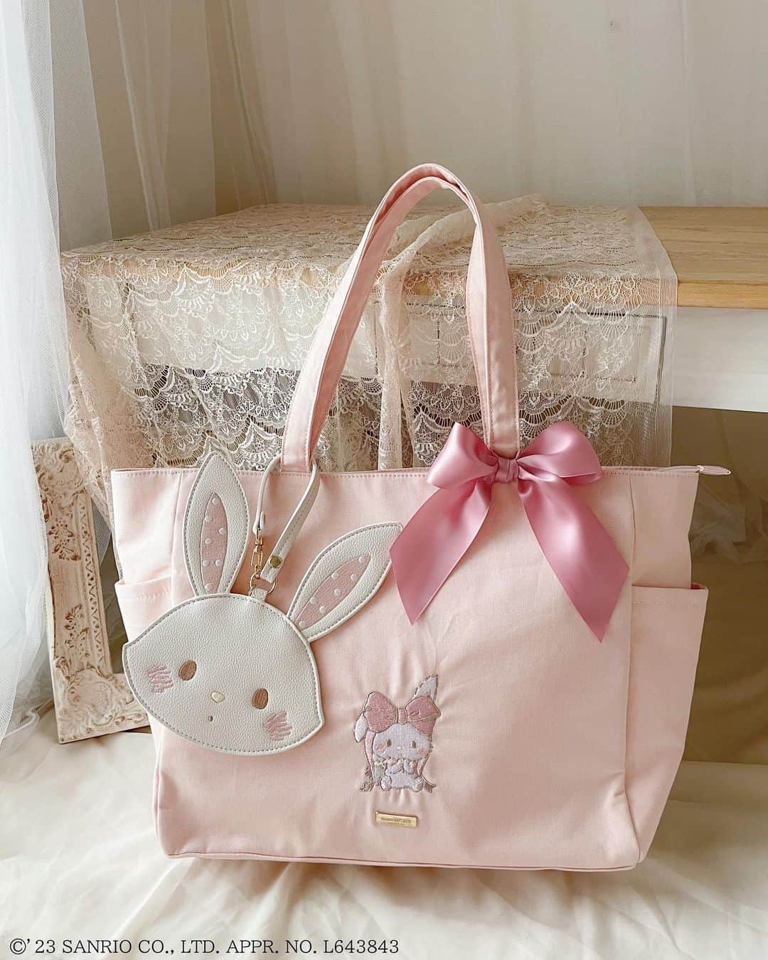 maisondefleur_pressさんのインスタグラム写真 - (maisondefleur_pressInstagram)「【Special Collaboration】  ＼受注生産／ Maison de FLEUR  × Sanrio characters Wish me mell & Cinnamoroll  公式通販ストライプクラブ、ZOZOTOWNで 本日9/20(wed)20:00～受注受付開始！  9/20はウィッシュミーメルのお誕生日♪  Maison de FLEUR 10周年を記念して、 ブランドアイコンである「お花」や「リボン」を モチーフにした特別なアイテムが登場！  お誕生日をお祝いしにきてくれた シナモロールにも注目です◎   ---------------------------  ○受注期間 9/20(wed)20:00～10/9(mon)23:59  ○お届け予定 2024年1月上旬-下旬頃  ※サンプルにて撮影を行っております。 実際にお届けする商品と仕様やサイズが 若干異なる場合がございます。  ━━━━━━━━━━━━━━━ ☑ウィッシュミーメル クリアポケットトートバッグ ￥8,000 tax in  ☑ウィッシュミーメル&シナモロール 2Wayミニトート ￥6,000 tax in  ☑ウィッシュミーメル&シナモロール 巾着 ￥4,400 tax in  ☑ウィッシュミーメル パスケース ￥4,800 tax in . . #maisondefleur #メゾンドフルール #10ème #anniversaire #ダブルリボントートバッグ #sanrio #サンリオ #コラボレーション #コラボアイテム #サンリオコラボ #コラボレーションアイテム #limited #ウィッシュミーメル #wishmemell  #シナモロール #cinamoroll #メルちゃん #シナモン #シナメル #推し活 #トートバッグ #クリアバッグ #トート #ポーチ #巾着 #パスケース #カードケース #大容量バッグ #花柄 #リボン」9月20日 17時13分 - maisondefleur_press