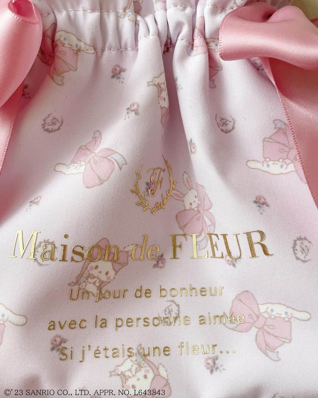 maisondefleur_pressさんのインスタグラム写真 - (maisondefleur_pressInstagram)「【Special Collaboration】  ＼受注生産／ Maison de FLEUR  × Sanrio characters Wish me mell & Cinnamoroll  公式通販ストライプクラブ、ZOZOTOWNで 本日9/20(wed)20:00～受注受付開始！  9/20はウィッシュミーメルのお誕生日♪  Maison de FLEUR 10周年を記念して、 ブランドアイコンである「お花」や「リボン」を モチーフにした特別なアイテムが登場！  お誕生日をお祝いしにきてくれた シナモロールにも注目です◎   ---------------------------  ○受注期間 9/20(wed)20:00～10/9(mon)23:59  ○お届け予定 2024年1月上旬-下旬頃  ※サンプルにて撮影を行っております。 実際にお届けする商品と仕様やサイズが 若干異なる場合がございます。  ━━━━━━━━━━━━━━━ ☑ウィッシュミーメル クリアポケットトートバッグ ￥8,000 tax in  ☑ウィッシュミーメル&シナモロール 2Wayミニトート ￥6,000 tax in  ☑ウィッシュミーメル&シナモロール 巾着 ￥4,400 tax in  ☑ウィッシュミーメル パスケース ￥4,800 tax in . . #maisondefleur #メゾンドフルール #10ème #anniversaire #ダブルリボントートバッグ #sanrio #サンリオ #コラボレーション #コラボアイテム #サンリオコラボ #コラボレーションアイテム #limited #ウィッシュミーメル #wishmemell  #シナモロール #cinamoroll #メルちゃん #シナモン #シナメル #推し活 #トートバッグ #クリアバッグ #トート #ポーチ #巾着 #パスケース #カードケース #大容量バッグ #花柄 #リボン」9月20日 17時13分 - maisondefleur_press