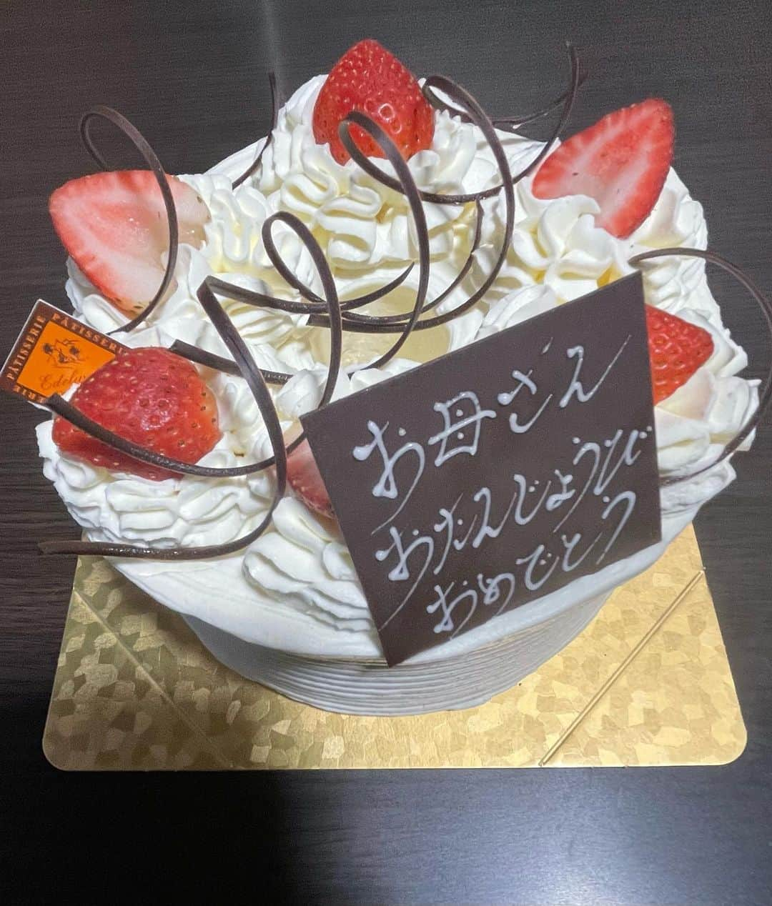 前田友理香のインスタグラム：「一足早く、母真理子様のお誕生日のお祝いをしましたぁ🎂  これからも、怒りん坊でスケベなお母さんでいて下さいなぁ👩💕  実家の近くの久喜市にある、ケーキ屋さん『洋菓子倶楽部エーデルワイス鷲宮店』さんでケーキをGET💖  今回、選んだのは シフォンケーキε(*╹◡╹*)з  おばあちゃんがシフォンケーキ食べたことがないと言うことで！！  シフォンケーキになりましたぁ👏  ちなみに10分程度のお時間でまさかの！  さらに！！！  デコレーションして下さります！！！  がしかしっ！！！！！！！  しなかったです。。。  悪いからいいよぉ！って言う理由からです。 おいおい🙄 道子様(おばあちゃん)らしいです。。。  弟の家の近くにも花崎店があって、 今度そっちのお店にも行ってみようε(*╹◡╹*)з って話してます✨  ワクワク☺️  めちゃくちゃ美味しかったぁぁぁぁぁ！！  ペロリ😋と頂きましたぁ👏  PR @yougashikurabu_edelweiss #久喜スイーツ #埼玉スイーツ #洋菓子俱楽部エーデルワイス #久喜グルメ #埼玉ケーキ屋 #可愛いケーキ #ケーキ #cake #デコレーションケーキ #シフォンケーキ #バースデーケーキ #お誕生日おめでとう #happybirthday」