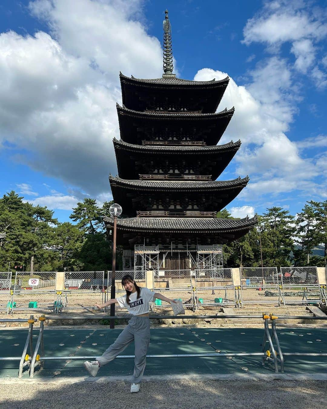 新倉愛海のインスタグラム：「私も背が伸びるといいな🏯 ⁡ #アプガ2 #にきちゃん #奈良観光 #興福寺 #五重塔 #Japaneseidol」