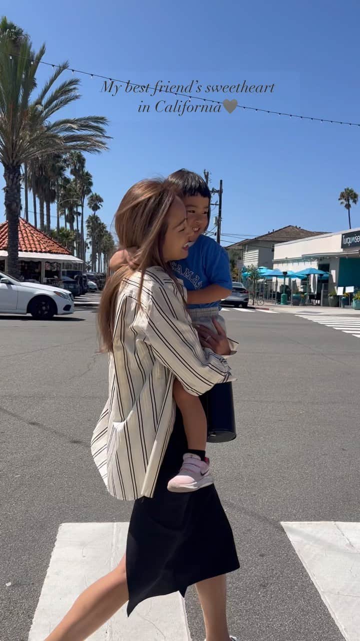 Mieのインスタグラム：「うちの子供たちこんな時期もあったなぁ🥹  子供たち小さかった当時は早く寝てとか、いつになったらママママ言わなくなるんだろ、抱っこも重たいし、可愛いなぁって思うヒマも寝た一瞬はあったけど、それ以外起きてる間は必死すぎて髪の毛ボサボサ、洗濯物畳む時間も無くて、メイクする時間もなかったな。  でも友達の子供抱っこすると、こんな可愛い時期が猛烈に愛おしい🤍 こんな時期は戻らないからこの瞬間の子供たちをいっぱい抱きしめたいな✨  #子育て #ハワイ #カリフォルニア #旅行」