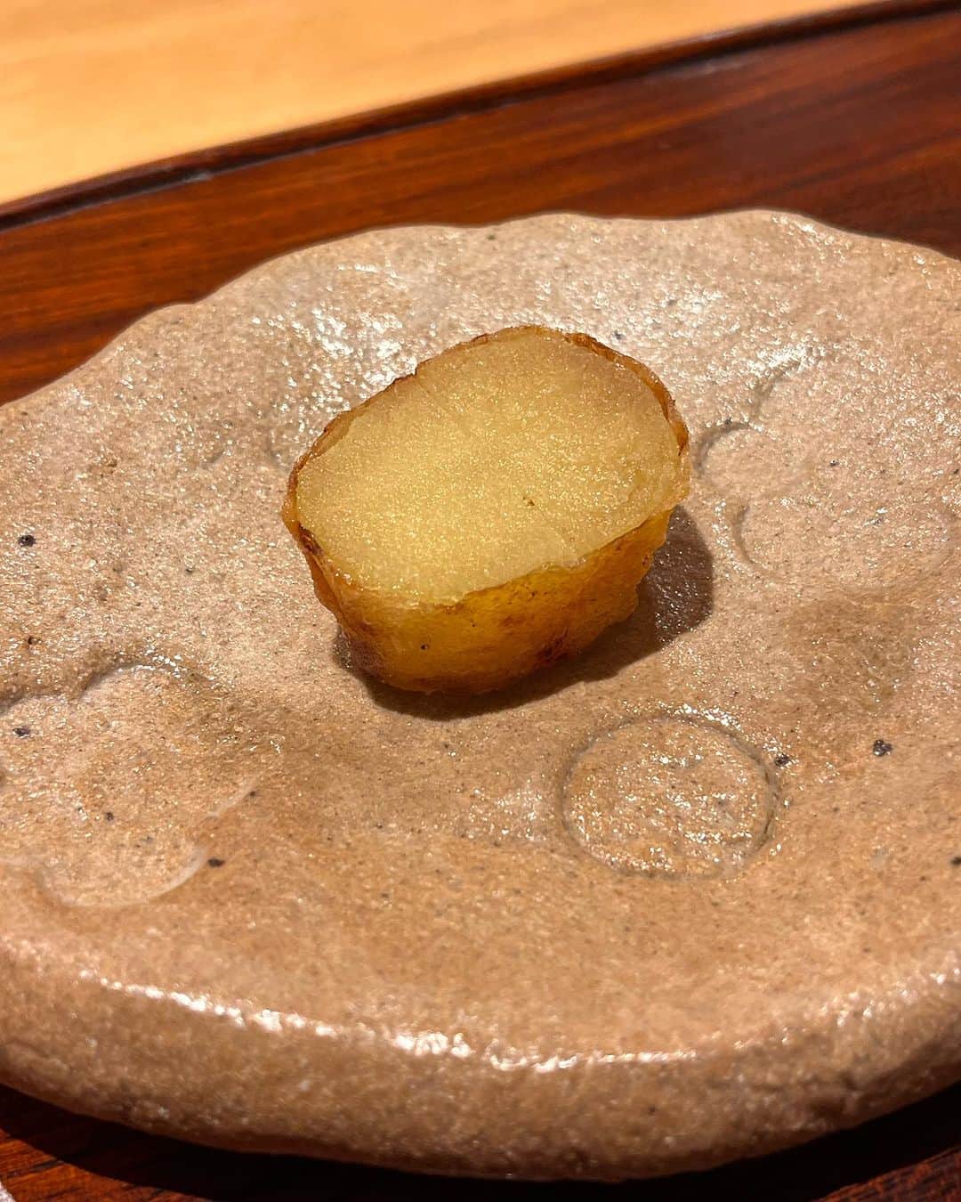 藤井日菜子さんのインスタグラム写真 - (藤井日菜子Instagram)「お花畑のような前菜。薄く小さく🍁もみじのかたちに切ってあったり。 器もアンティークのものなど、ひとつひとつとても素敵で。 2年熟成させて生き残った奇跡の糖度18度のとてむもなく甘いメークイーンなど。 どれもこれも感動的で。 大将のお人柄もとても素敵で。  東京から久しぶりに来たお友達のゆっこさんも、京都好きだわって言うのも納得の、本当に素敵なお店でした🩷  って私が連れて行ったみたいに聞こえた？ゆっこさんに連れて行ってもらいました😋 素敵なお店に連れていただきありがとう🩷 いと様、ご馳走様でした。  #京都いと」9月20日 17時16分 - hinakofuji